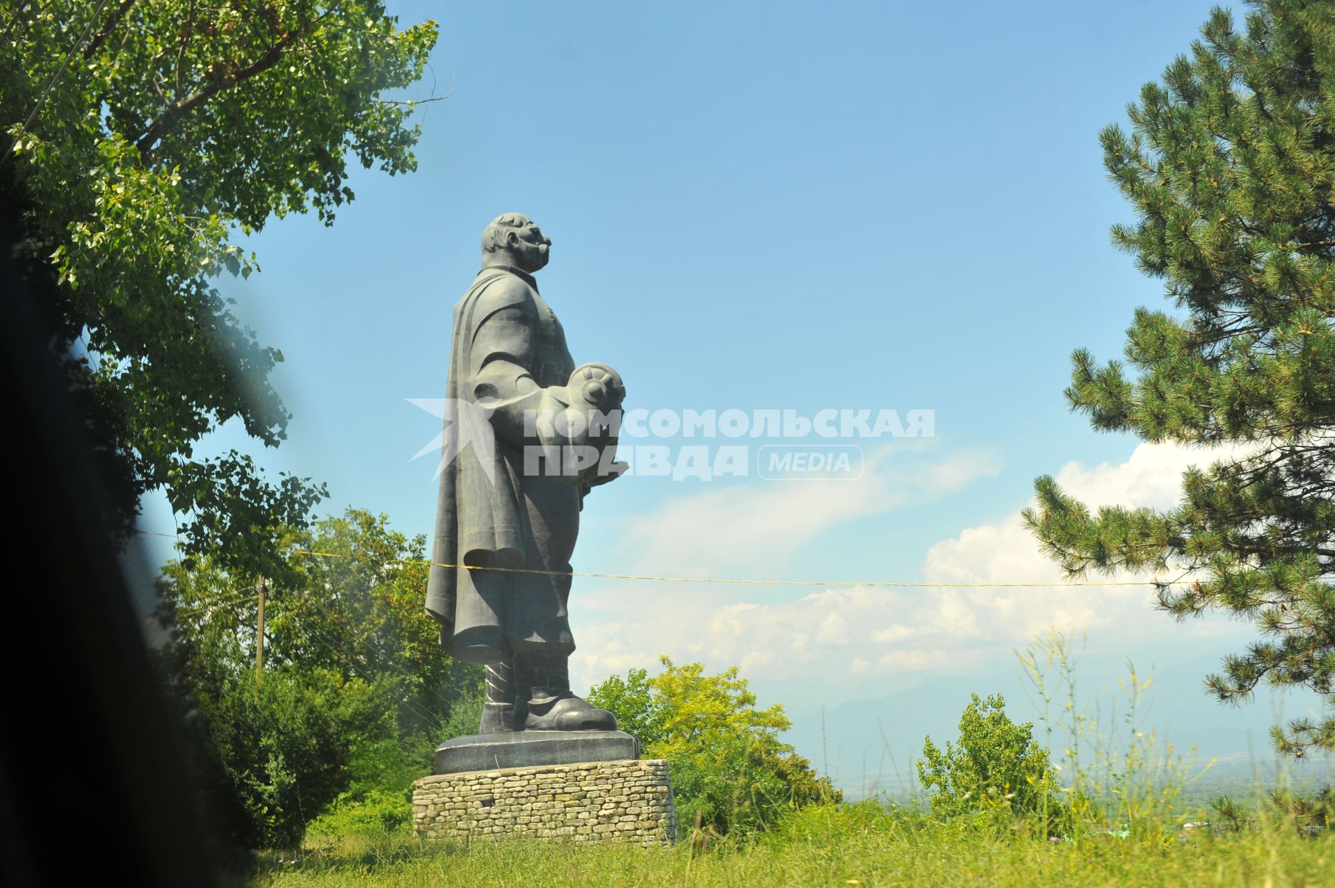 Гурджаани. На снимке: памятник отцу солдата