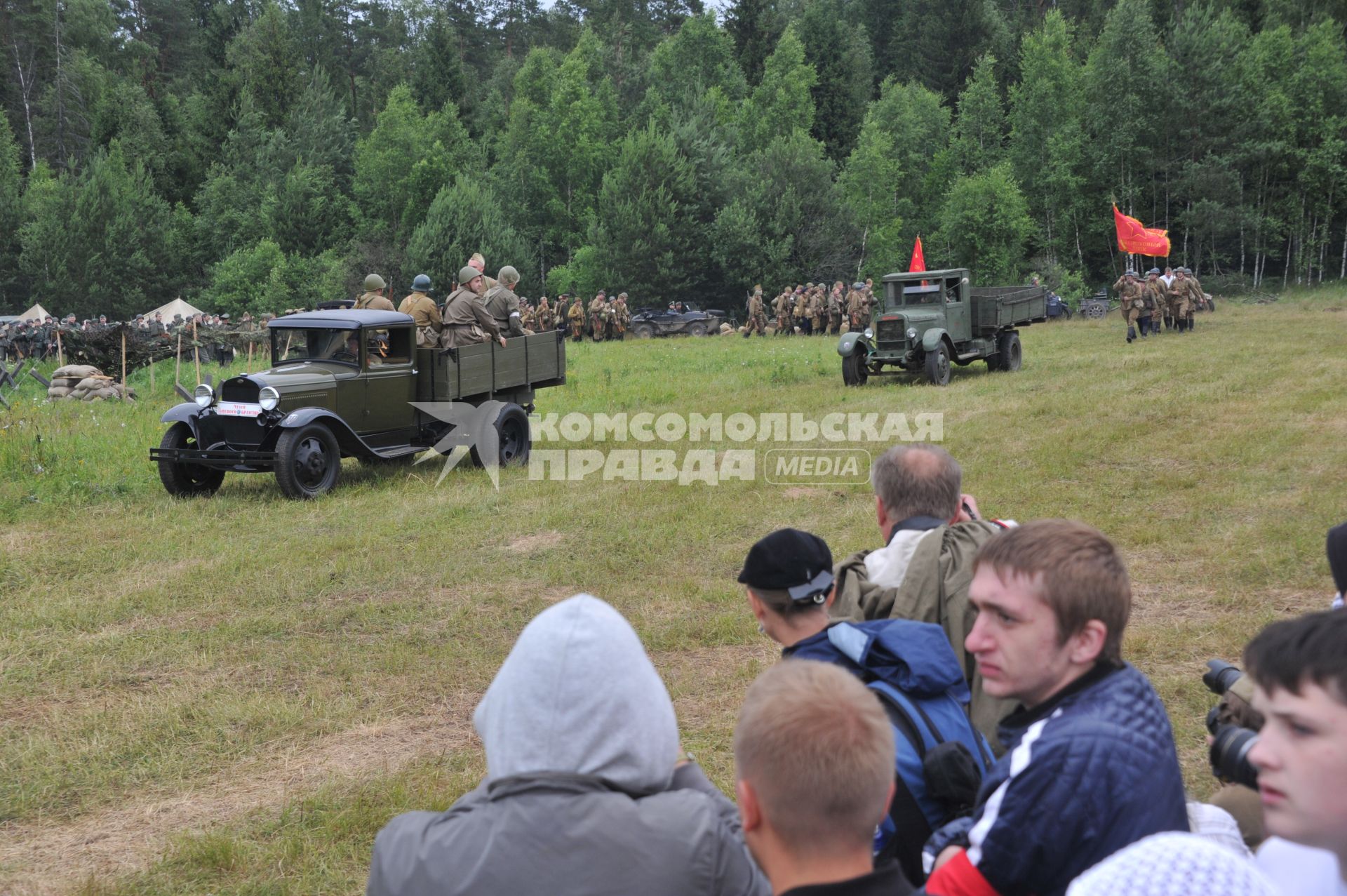 Военно-историческая реконструкция событий Второй мировой. На снимке:  грузовой автомобиль ЗИС-5