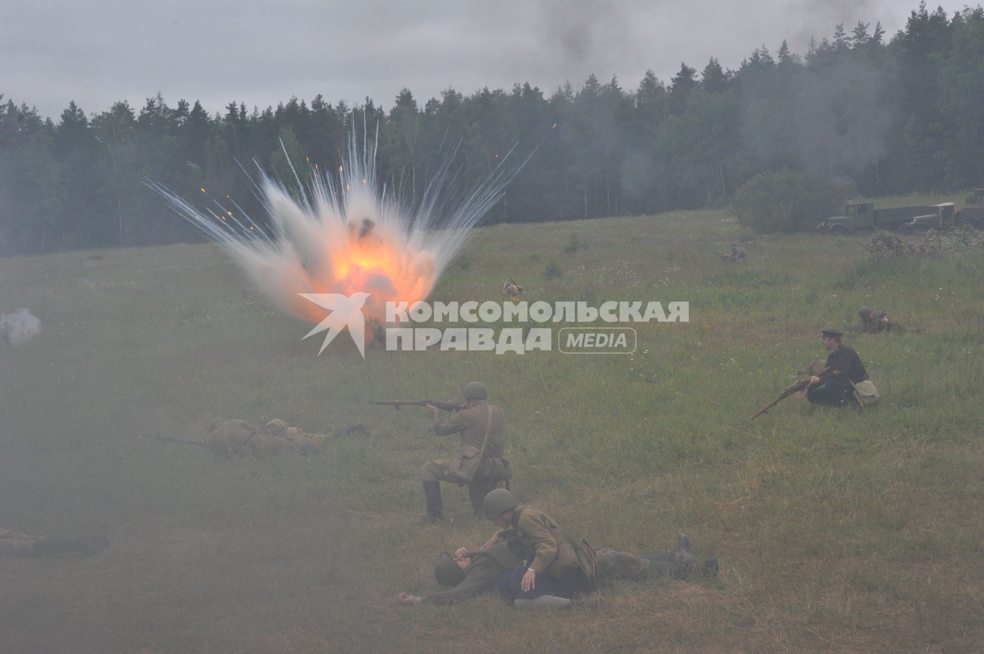 Военно-историческая реконструкция событий Второй мировой. На снимке: взрывы на поле боя.