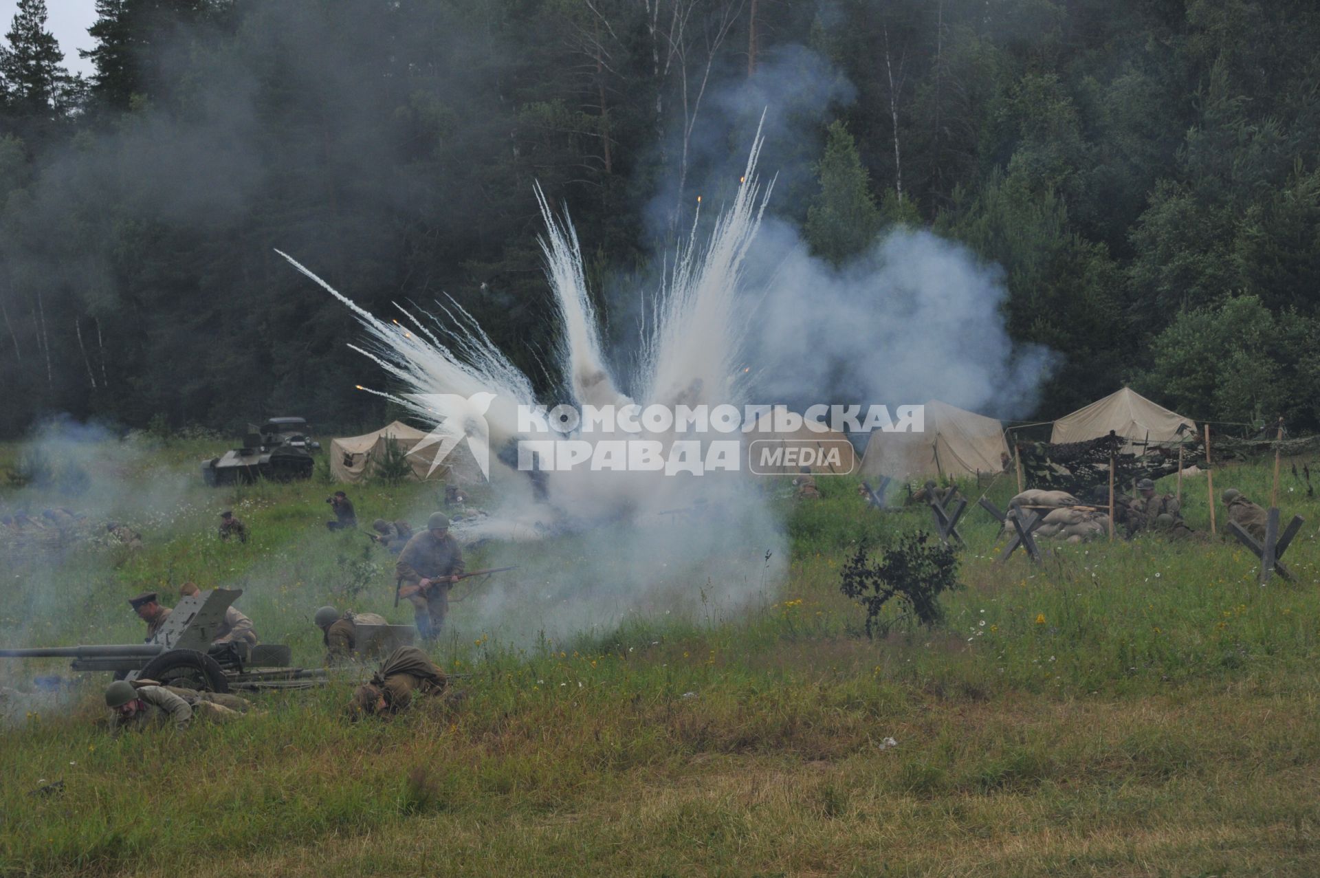 Военно-историческая реконструкция событий Второй мировой. На снимке: взрывы на поле боя.