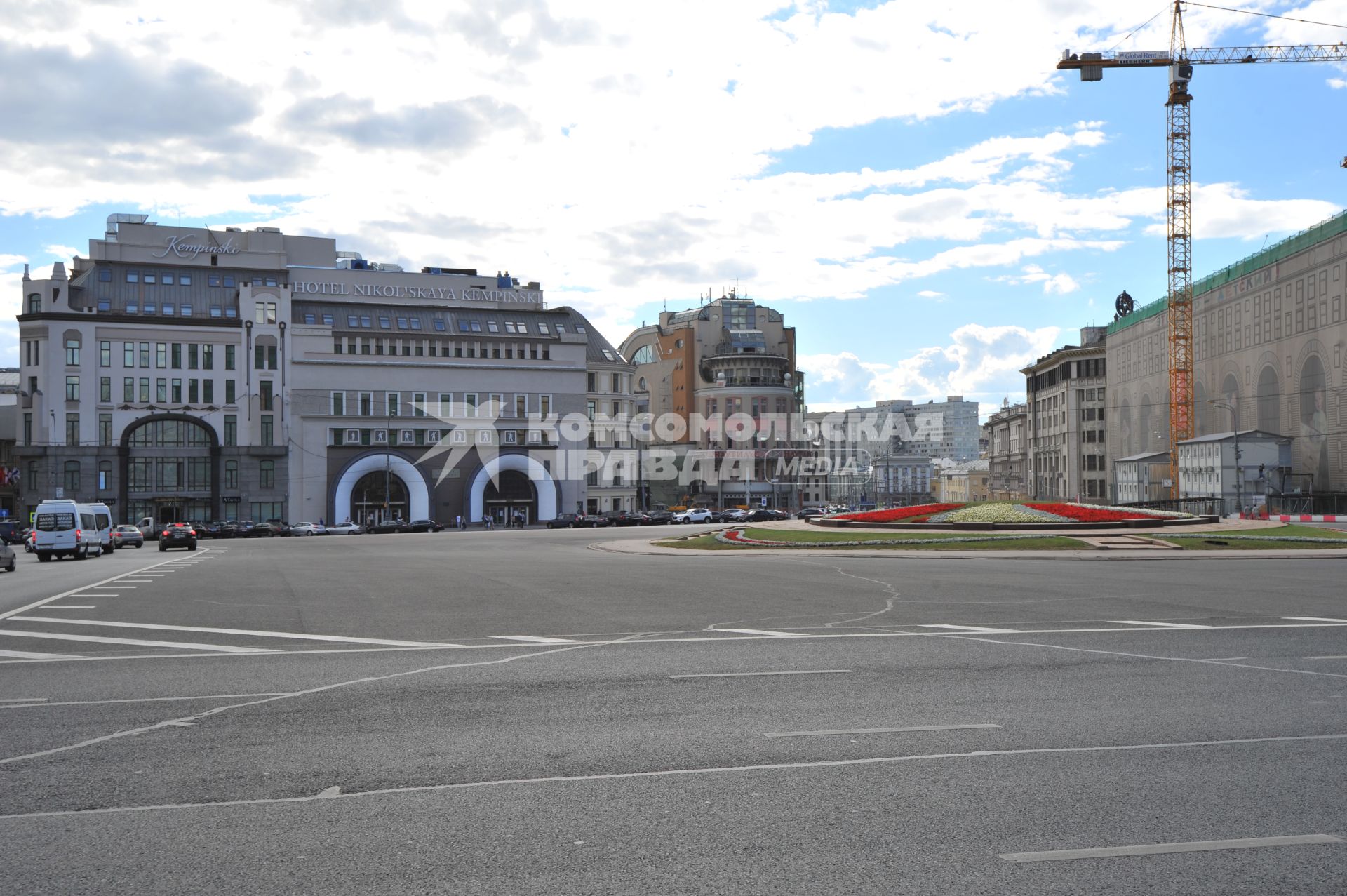 Виды Москвы. Лубянская площадь. На снимке: гостиничный комплекс `Никольская Кемпински` (слева), торговый центр `Наутилус` (второй слева) и центральный универмаг `Детский мир` (справа).