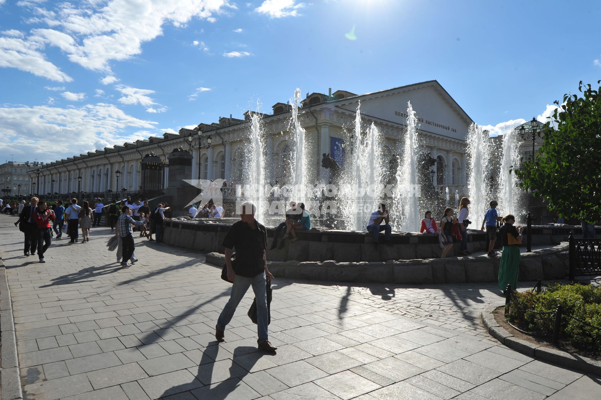 Виды Москвы. Моховая улица. На снимке: центральный выставочный зал `Манеж`.