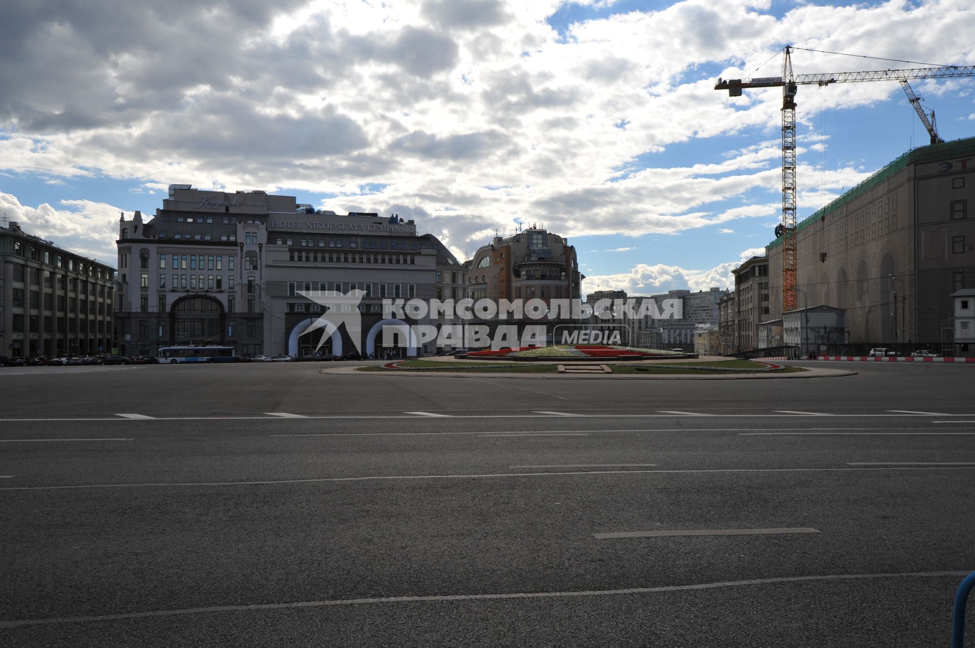 Виды Москвы. Лубянская площадь. На снимке: гостиничный комплекс `Никольская Кемпински` (слева), торговый центр `Наутилус` (второй слева) и центральный универмаг `Детский мир` (справа).