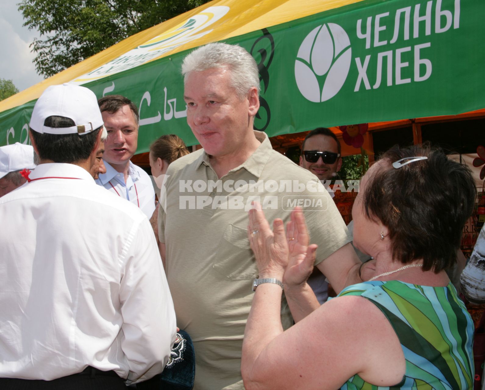 Музей-заповедник `Коломенское`. С. Собянин посетил праздник `Сабантуй`. На снимке: Временно исполняющий обязанности мэра Москвы Сергей Собянин (в центре)