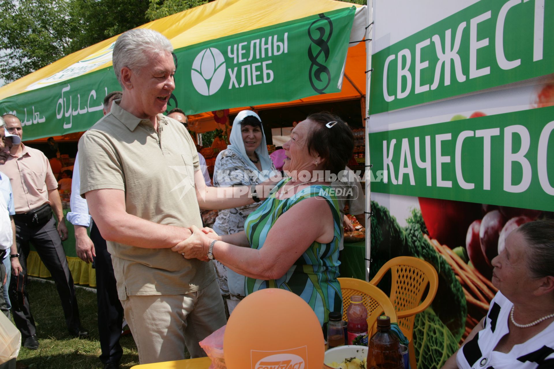 Музей-заповедник `Коломенское`. С. Собянин посетил праздник `Сабантуй`. На снимке: Временно исполняющий обязанности мэра Москвы Сергей Собянин (в центре)