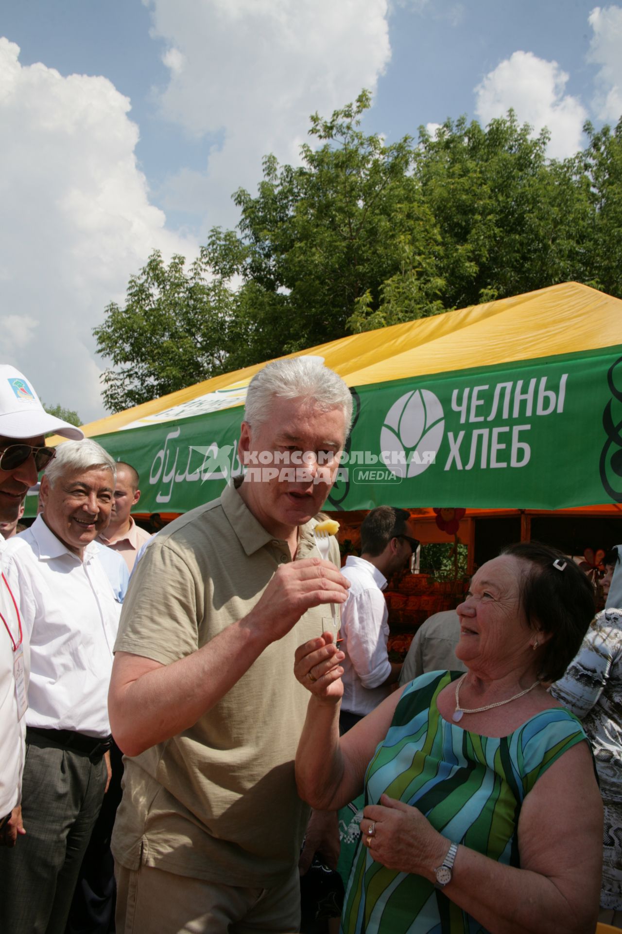 Музей-заповедник `Коломенское`. С. Собянин посетил праздник `Сабантуй`. На снимке: Временно исполняющий обязанности мэра Москвы Сергей Собянин (в центре)