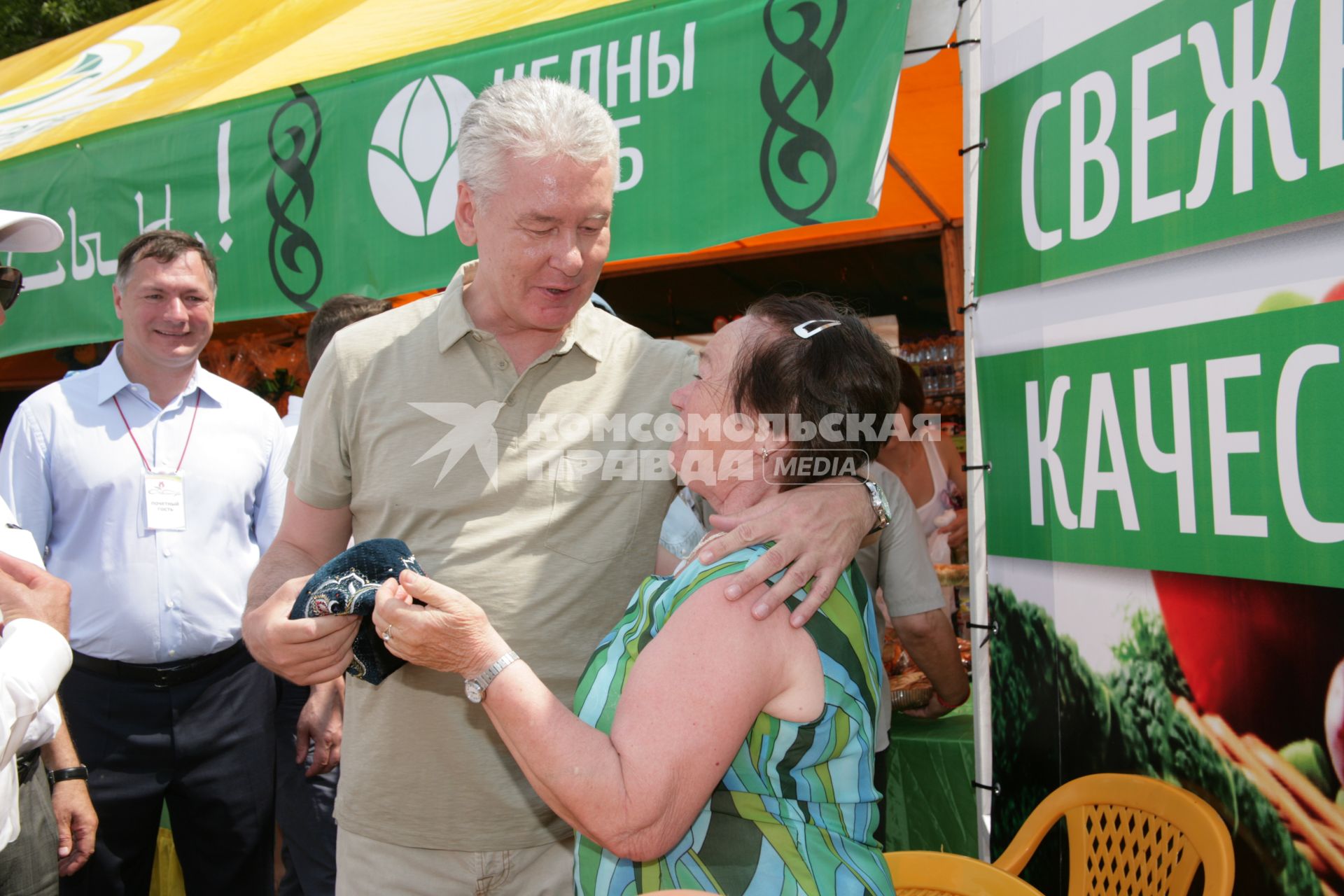 Музей-заповедник `Коломенское`. С. Собянин посетил праздник `Сабантуй`. На снимке: Временно исполняющий обязанности мэра Москвы Сергей Собянин (в центре)