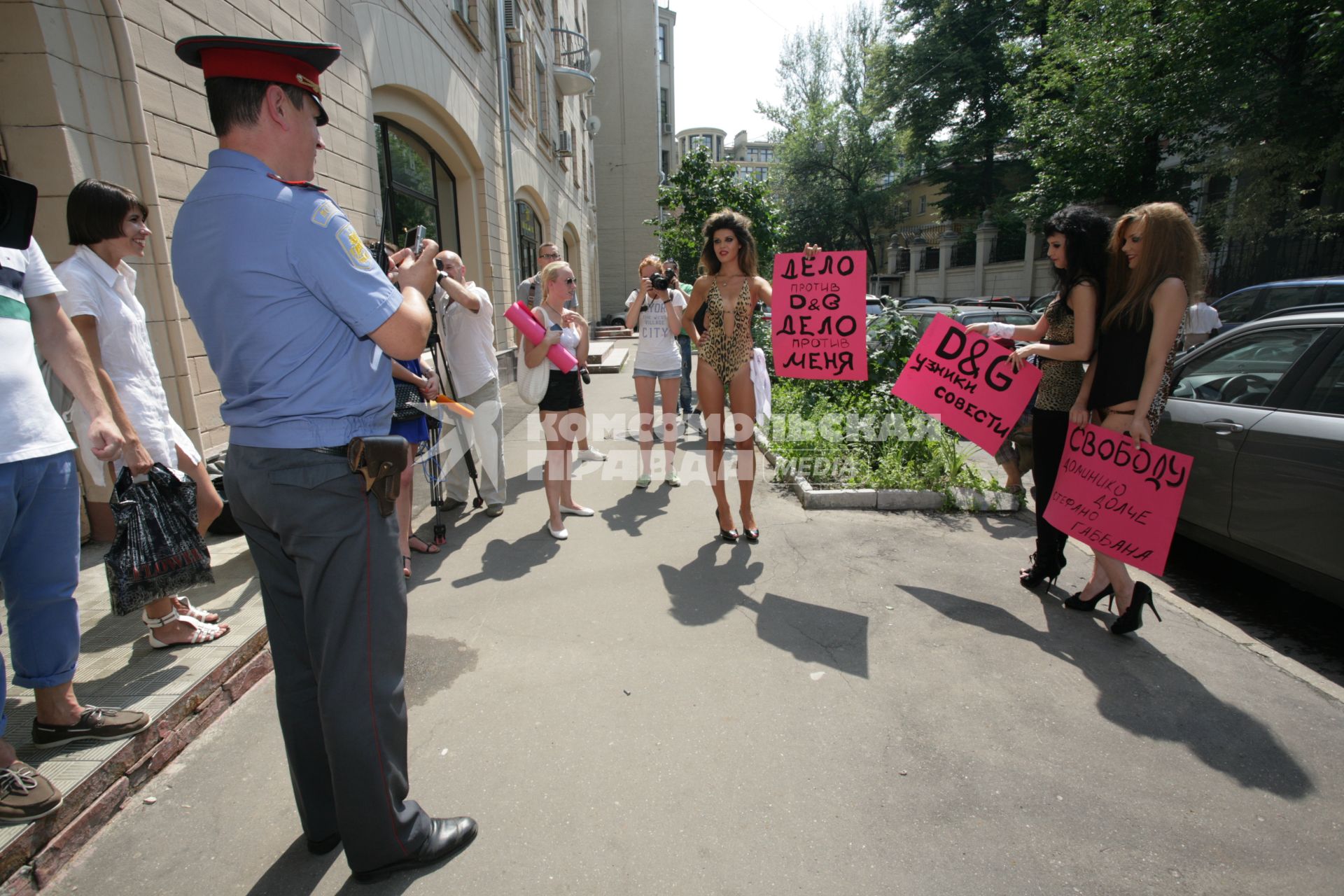 Посольство Италии. Акция в поддержку дизайнеров Доменико Дольче и Стефано Габбаны, которые были осуждены за уклонение от уплаты налогов.  На снимке: участницы акции.