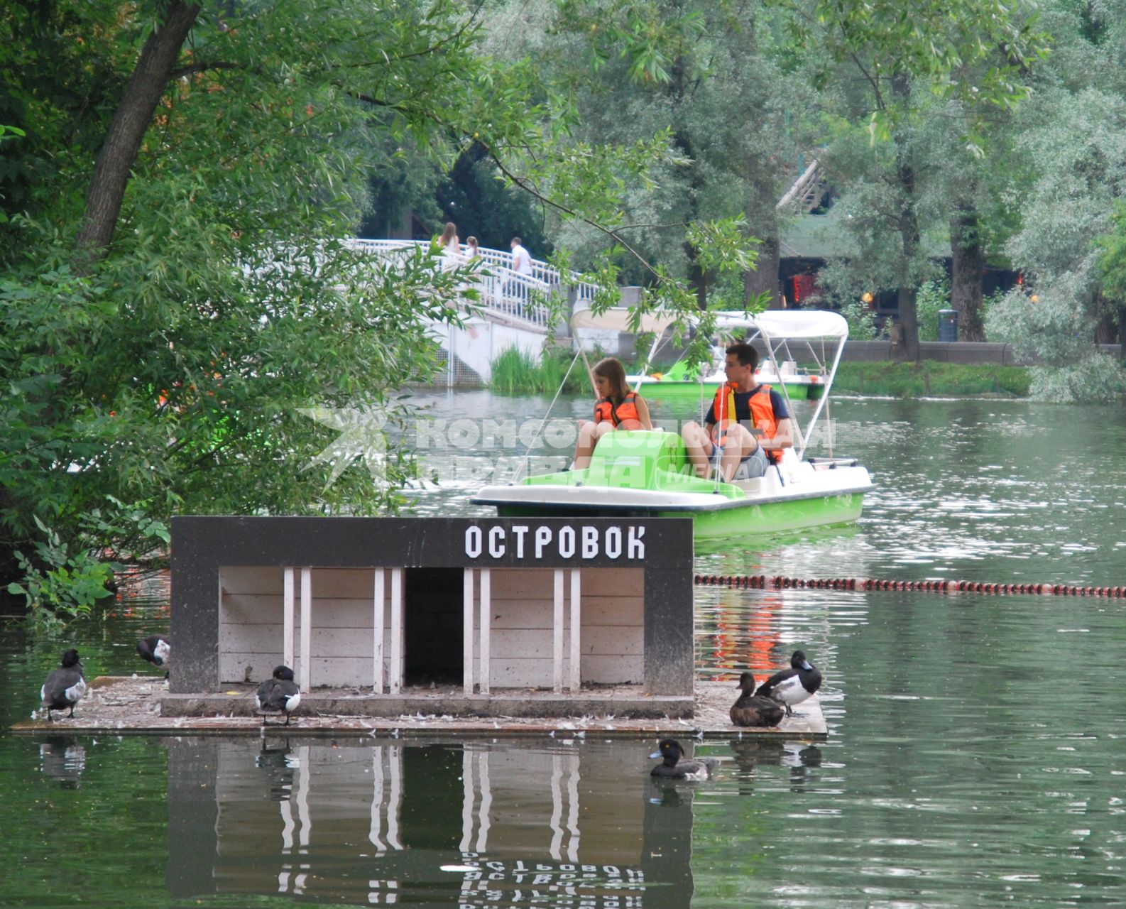 Центральный Парк Культуры и Отдыха имени Горького. На снимке: люди плавают на катамаране.