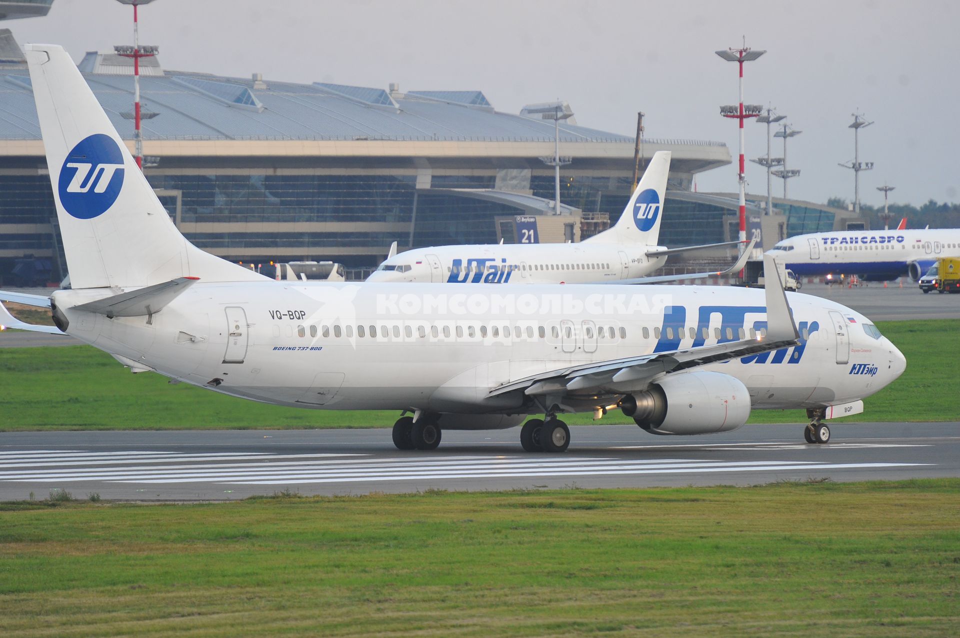 Аэропорт Внуково. На снимке: самолет Boeing 737-8GU авиакомпании UTair на взлетно-посадочной полосе.