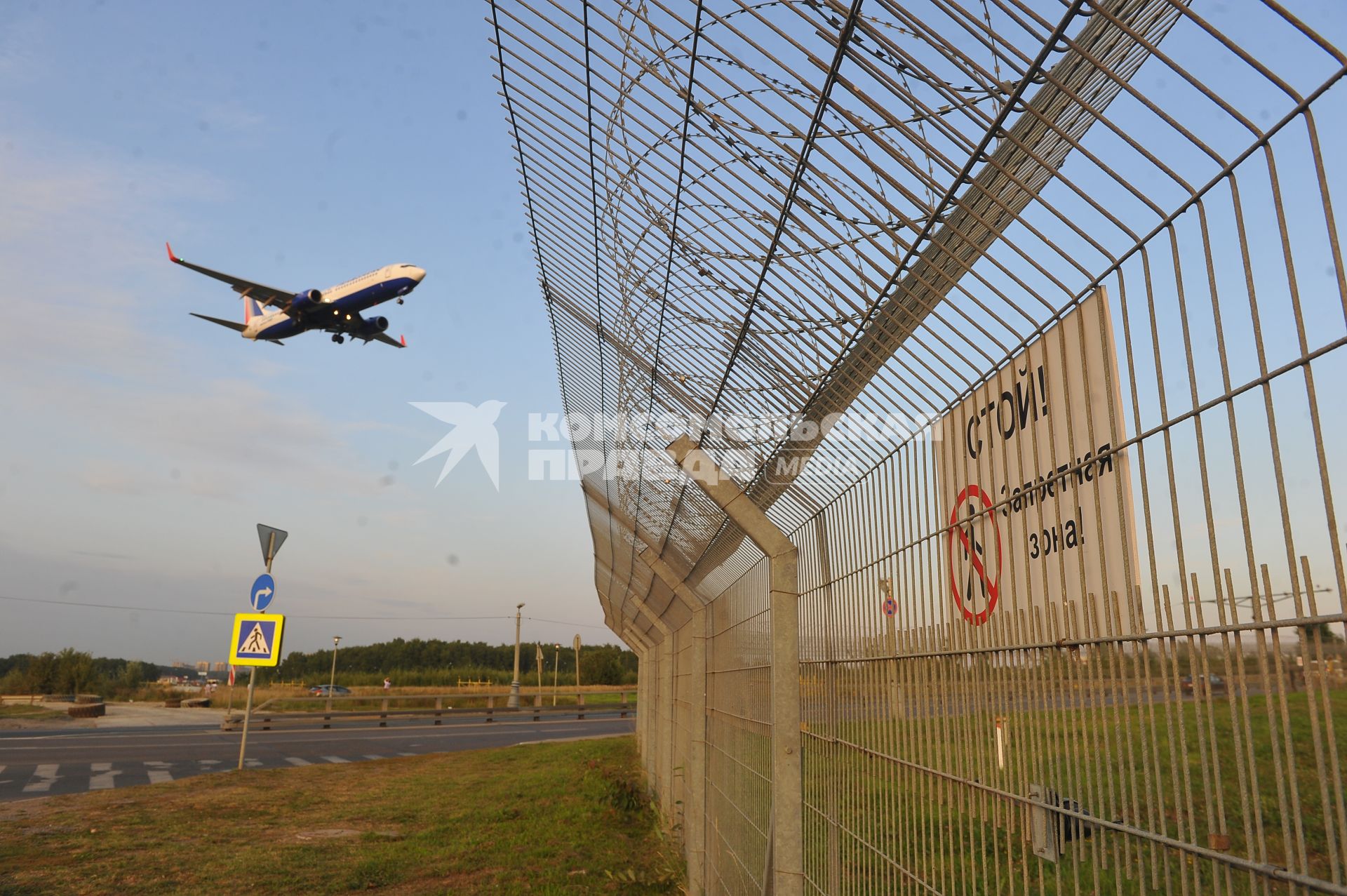 Аэропорт Внуково. На снимке: самолет Boeing 737 авиакомпании `Трансаэро`.