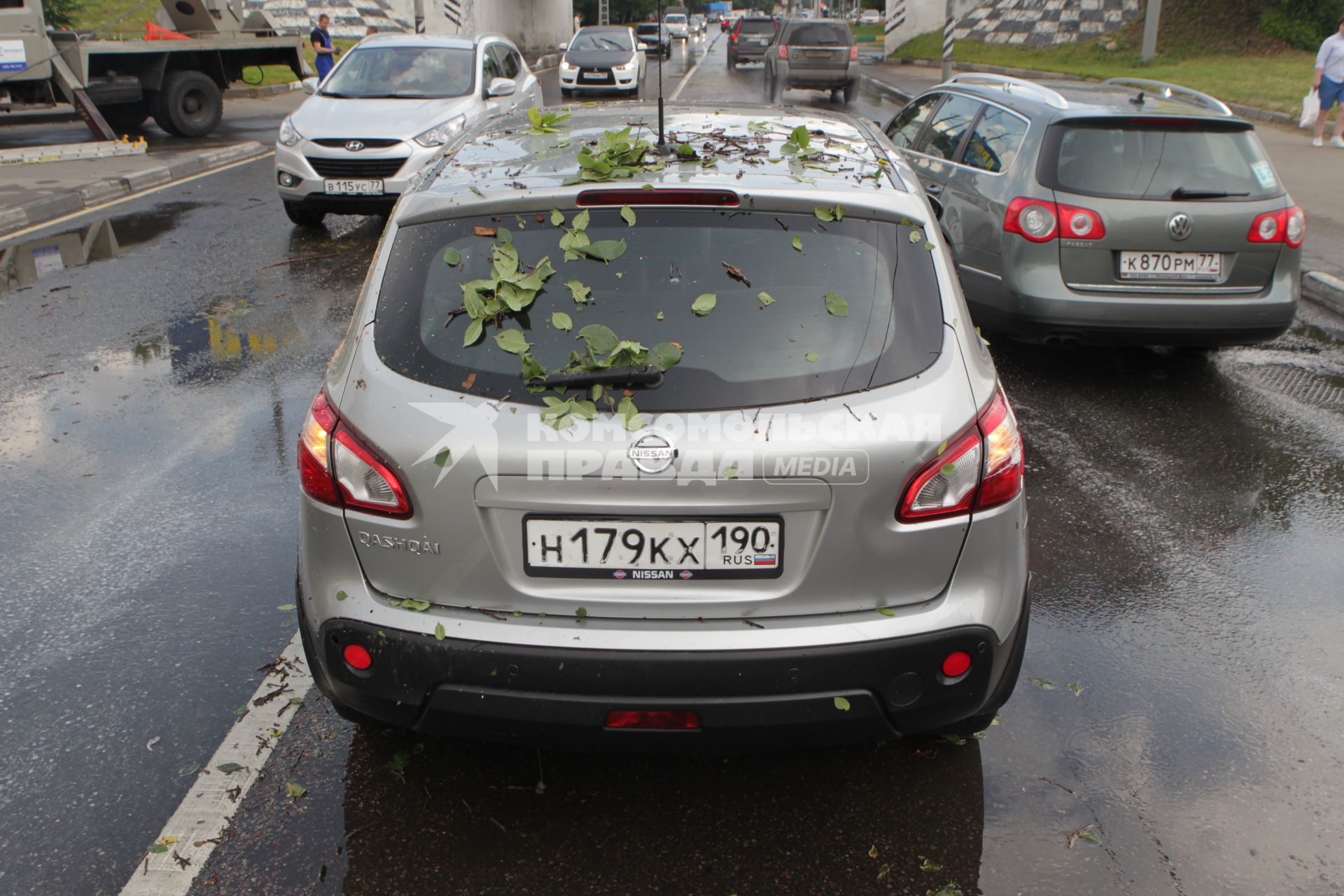 Последсьвия грозового ливня в Москве. На снимке: автомобиль Nissan, на который  упало сломанное дерево.