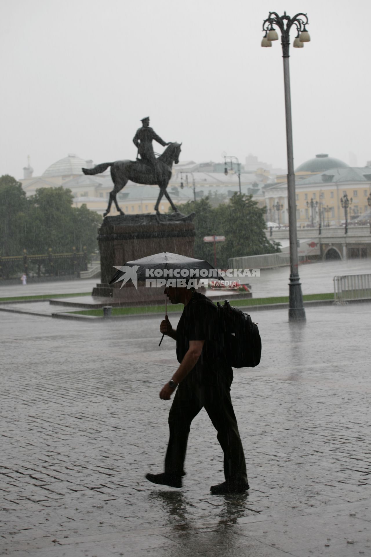 Дождь в городе. На снимке: мужчина под зонтом