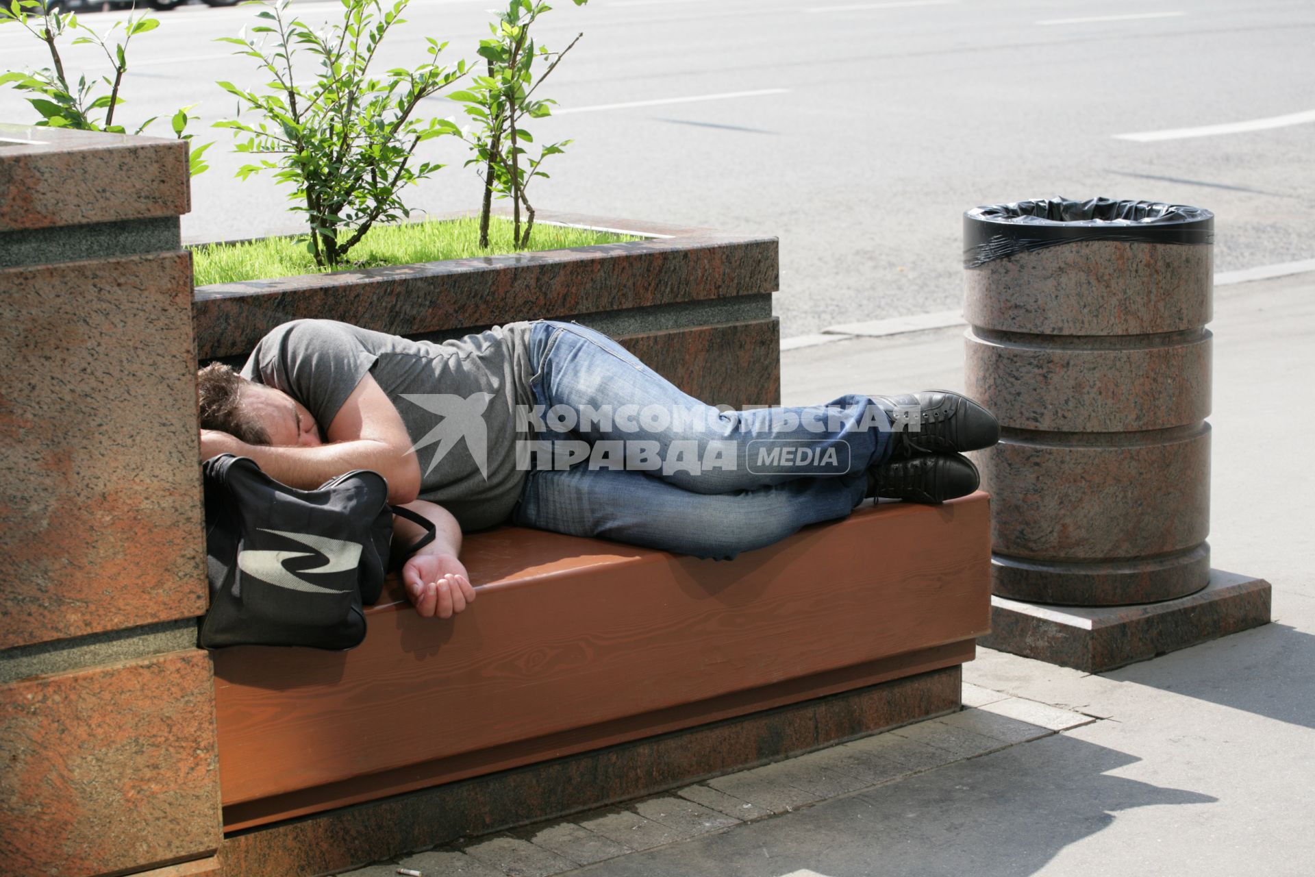 Утомление. На снимке: мужчина спит на лавочке
