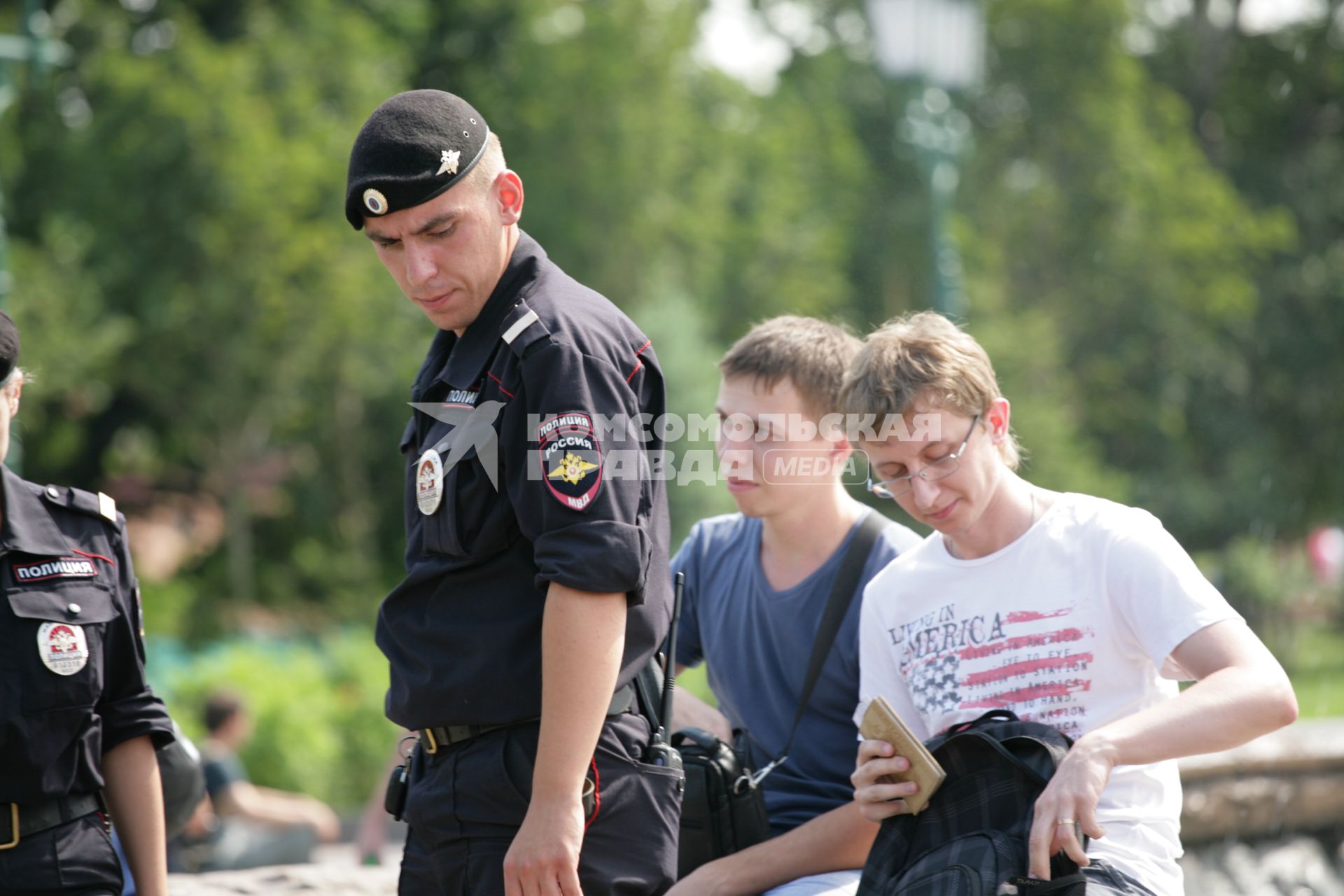 Сотрудник правоохранительных органов на городской улице.