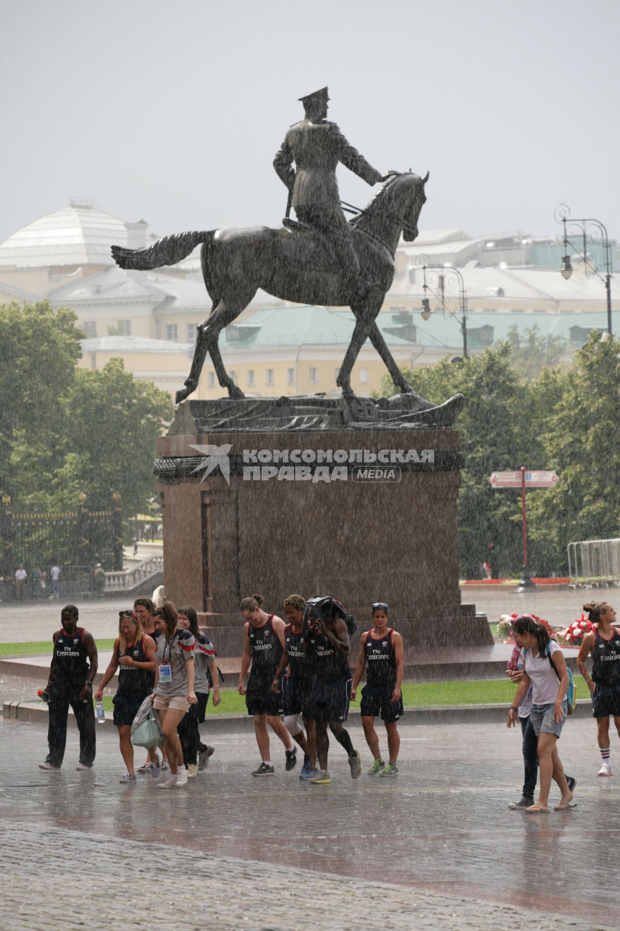 Дождь в городе. На снимке: промокшие участники мпортивных соревнований у памятника маршалу Г.К.Жукову