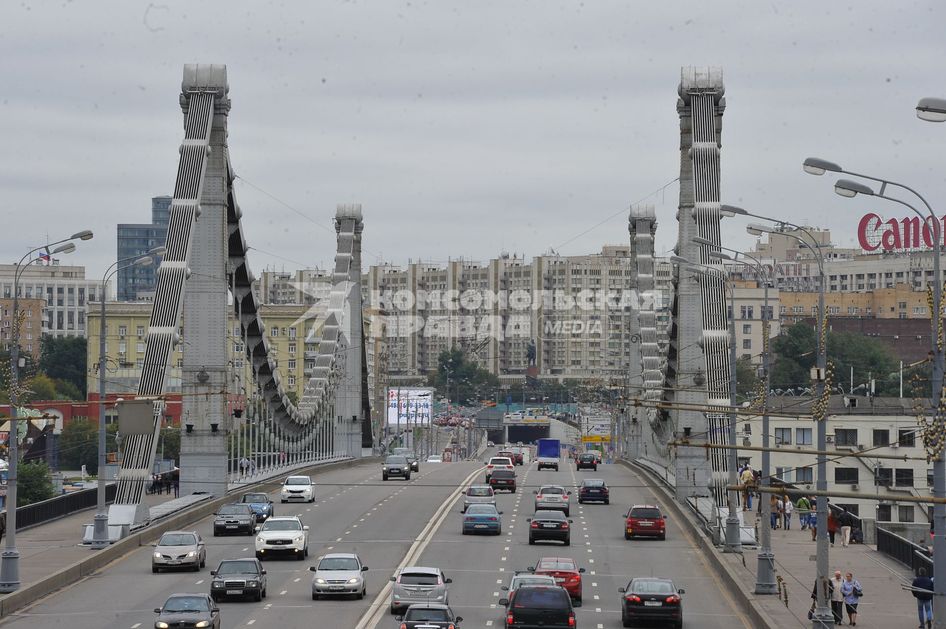 Виды Москвы. На снимке: Крымский мост.