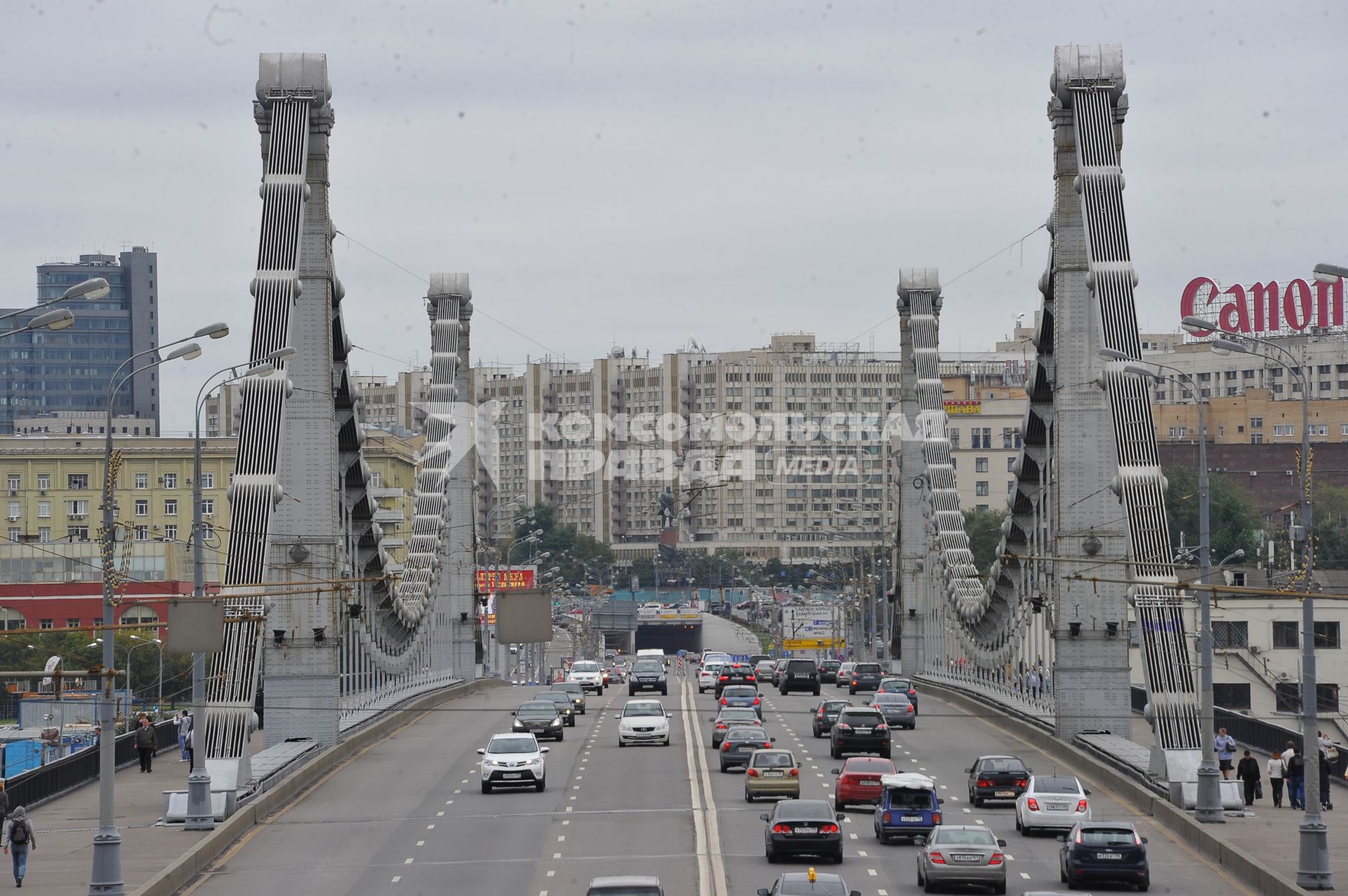 Виды Москвы. На снимке: Крымский мост.