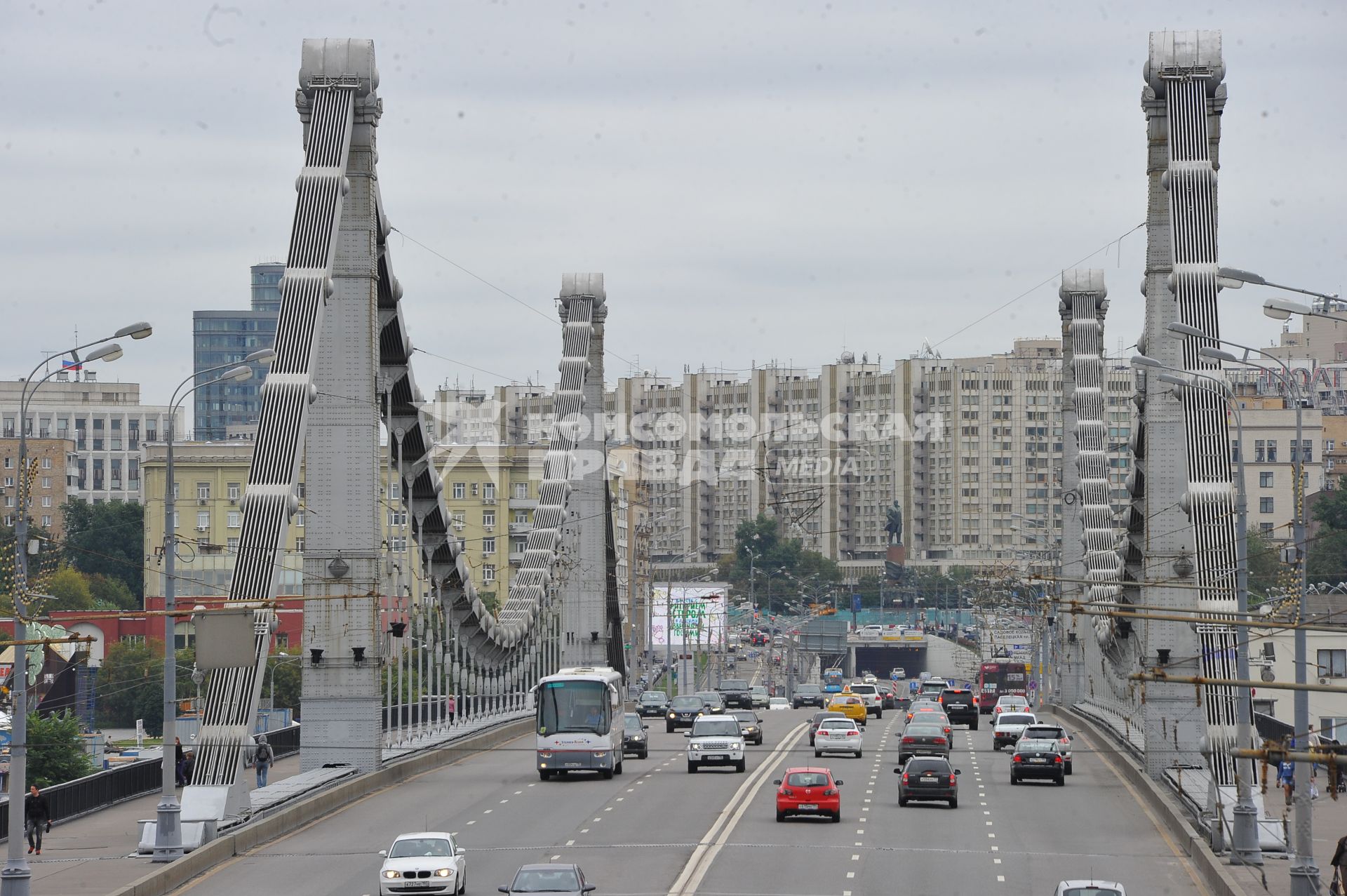 Виды Москвы. На снимке: Крымский мост.