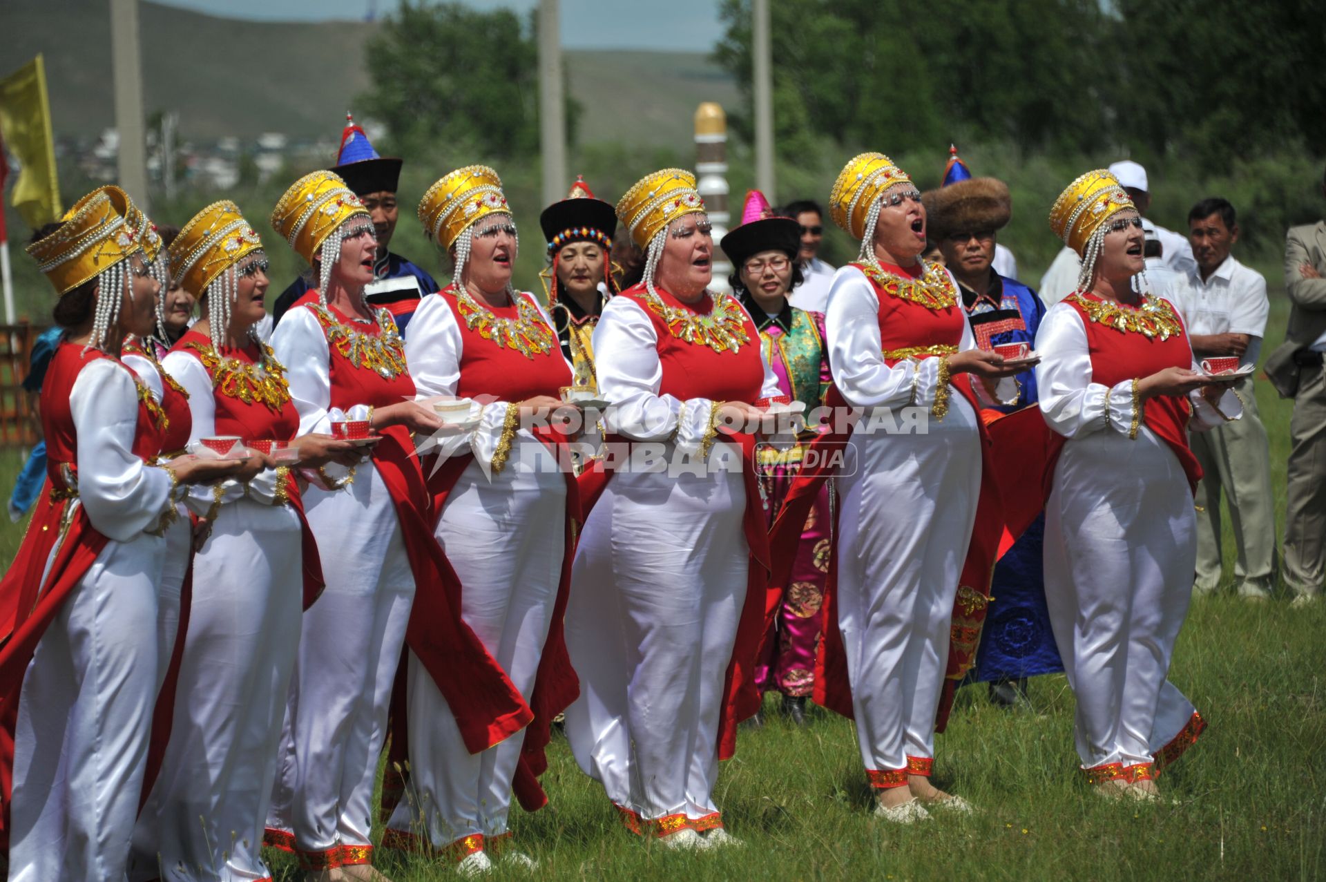 Стадион поселка Агинское. Открытие окружного летнего культурно-спортивного праздника `Зунай наадан-2013`.   На снимке: праздничный концерт