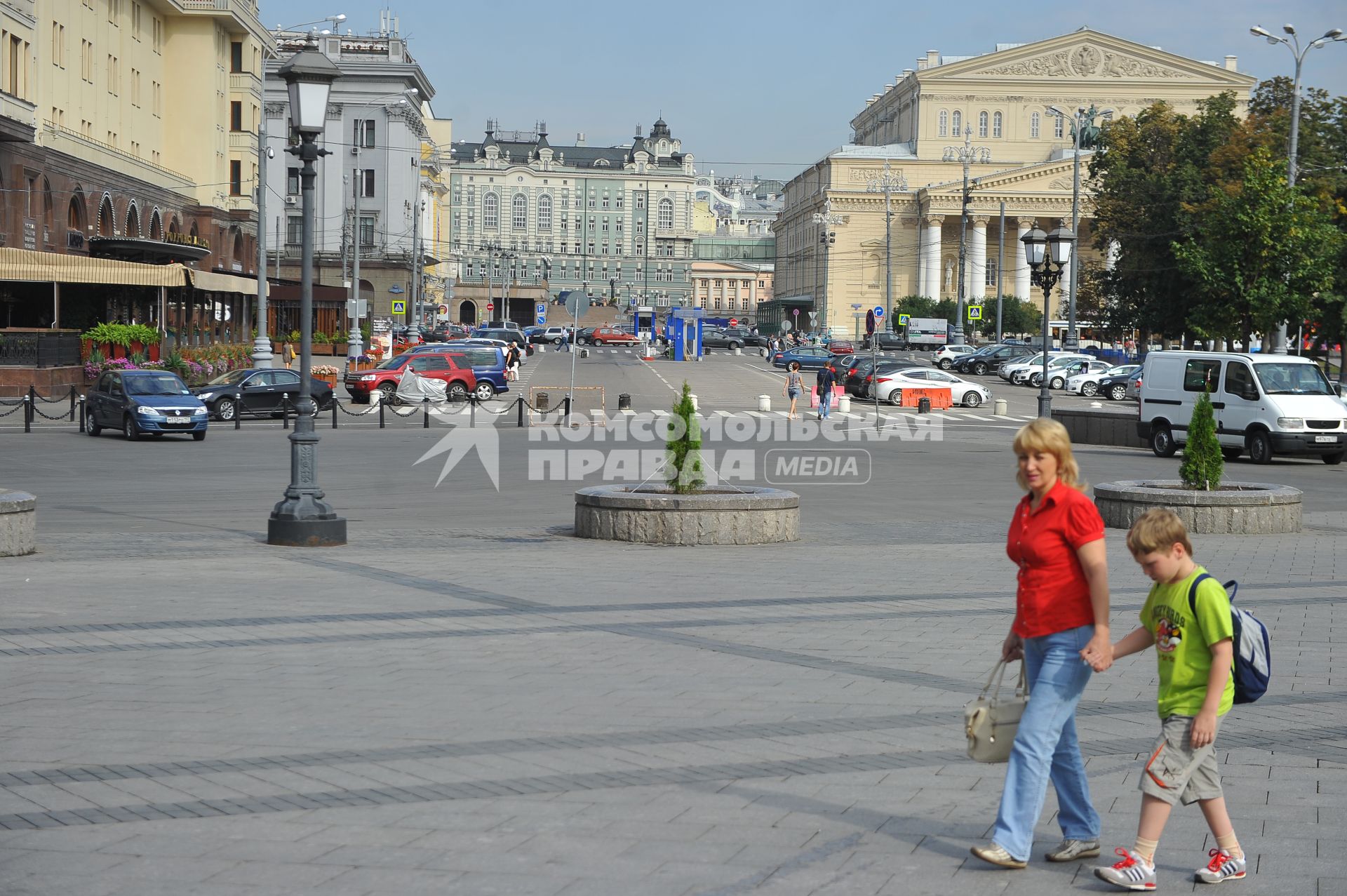 Виды Москвы. Улица Петровка. Большой театр (справа).