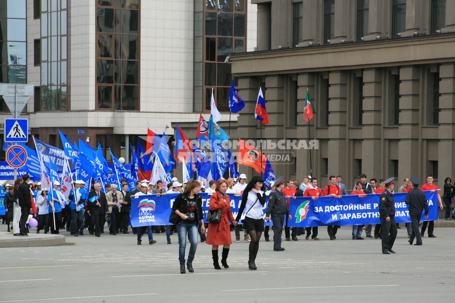 Митинг `Единая Россия` прошел под лозунгом `Достойный труд - достойная зарплата!`. На снимке: участники митинга.