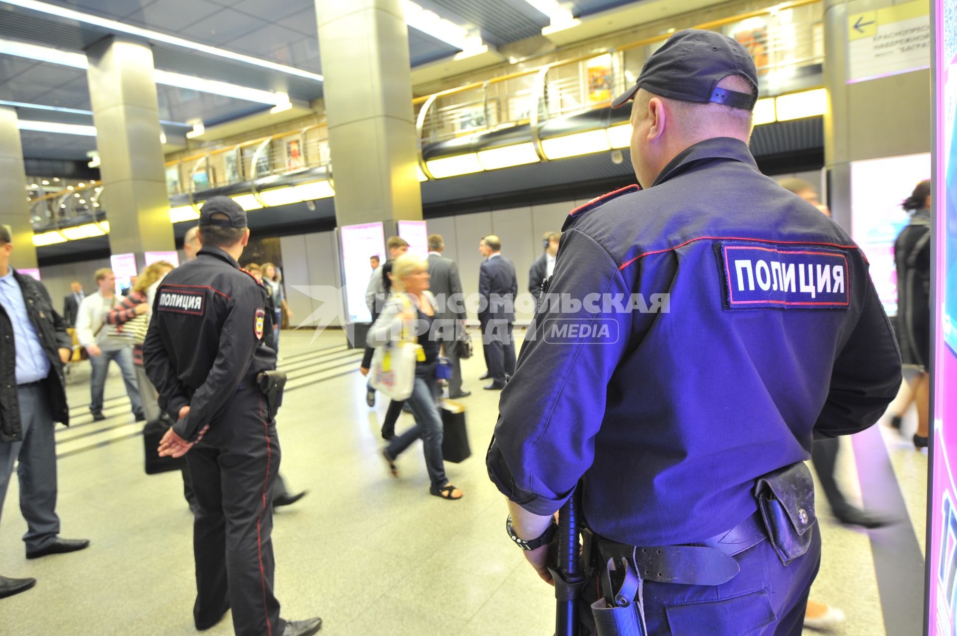 Станция метро Выставочная.   На снимке: сотрудник полиции в метро.