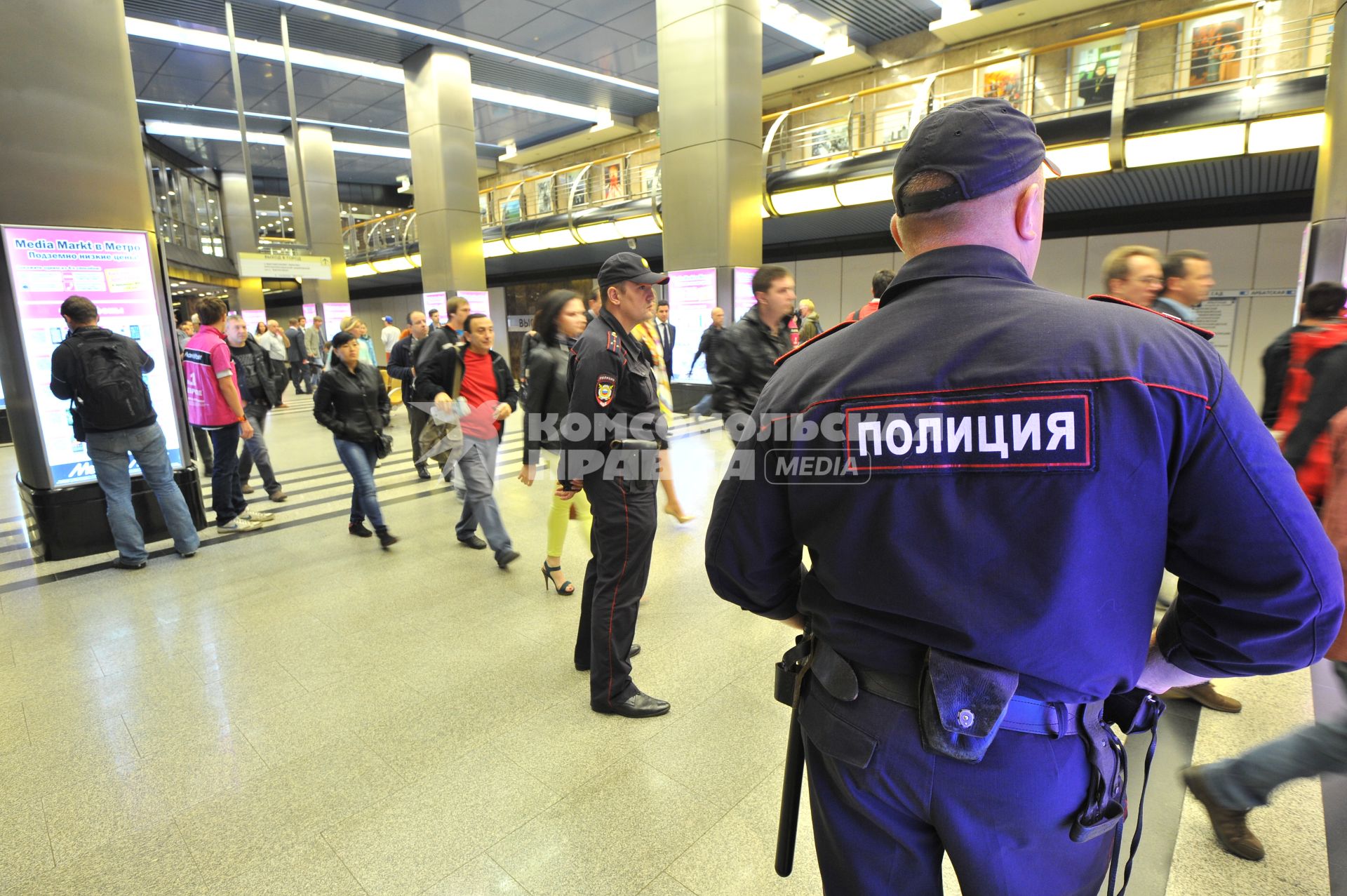 Станция метро Выставочная.   На снимке: сотрудник полиции в метро.