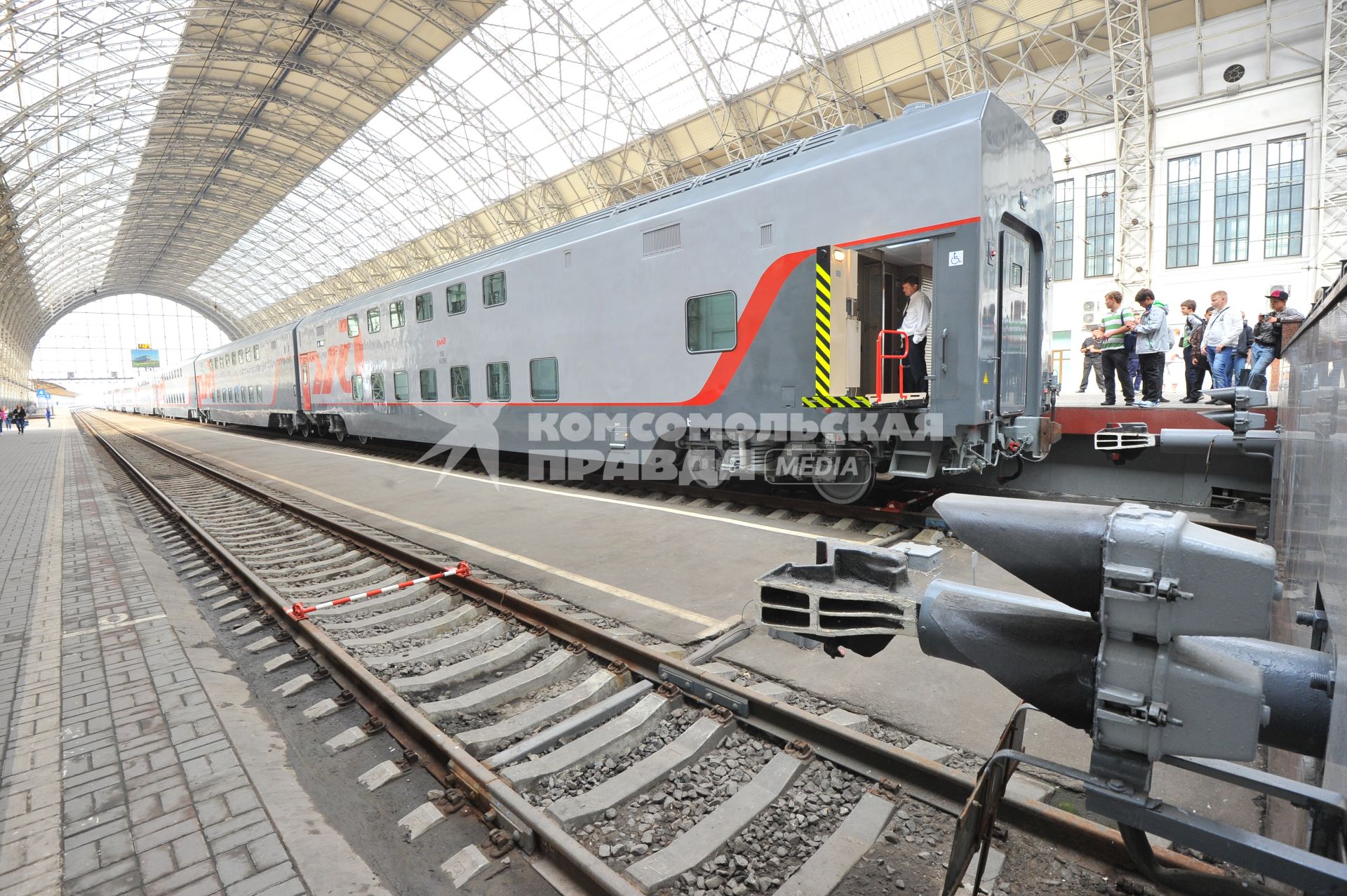 Презентация двухэтажного поезда дальнего следования `Москва-Адлер` на Киевском вокзале.