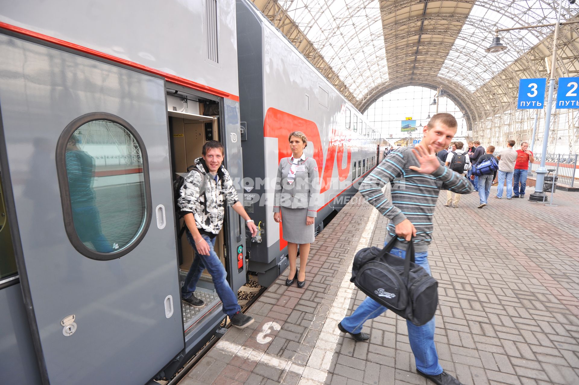 Презентация двухэтажного поезда дальнего следования `Москва-Адлер` на Киевском вокзале.