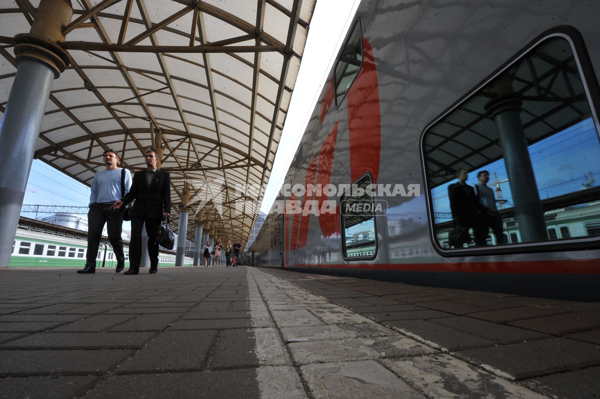 Презентация двухэтажного поезда дальнего следования `Москва-Адлер` на Киевском вокзале.