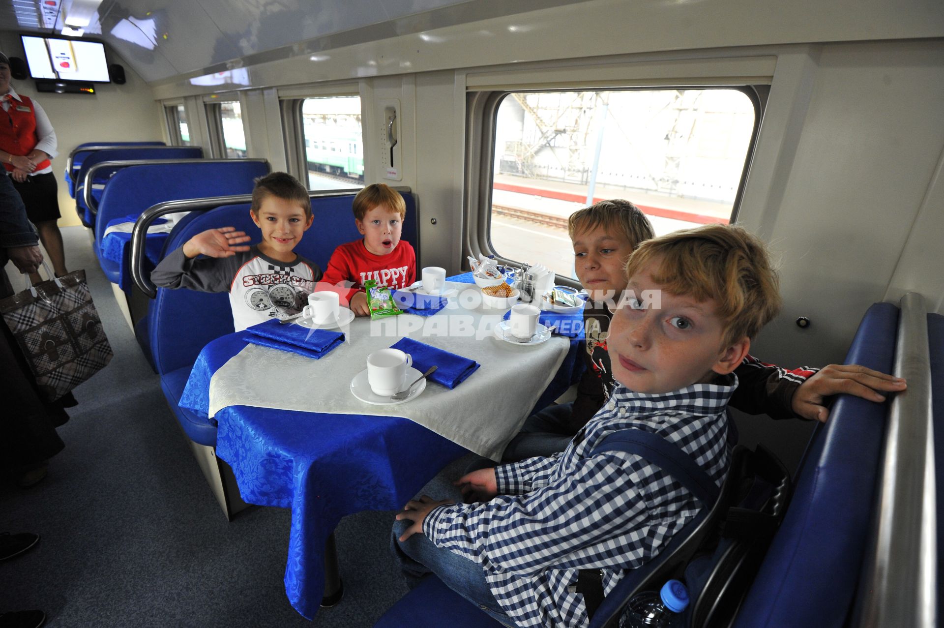 Презентация двухэтажного поезда дальнего следования `Москва-Адлер` на Киевском вокзале. На снимке: дети сидят за столиком в ресторане.