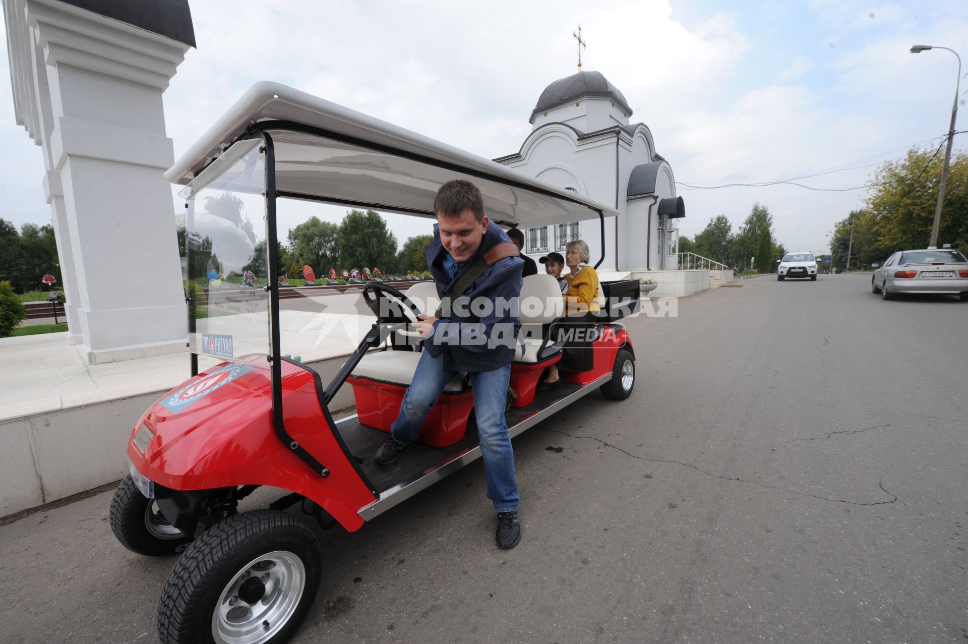 На Митинском кладбище начал курсировать бесплатный электромобиль. На снимке: корреспондент КП Олег Адамович на рулем электромобиля.