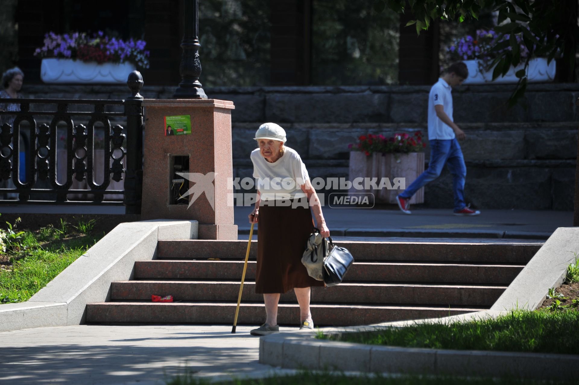 Старая женщина на городской улице