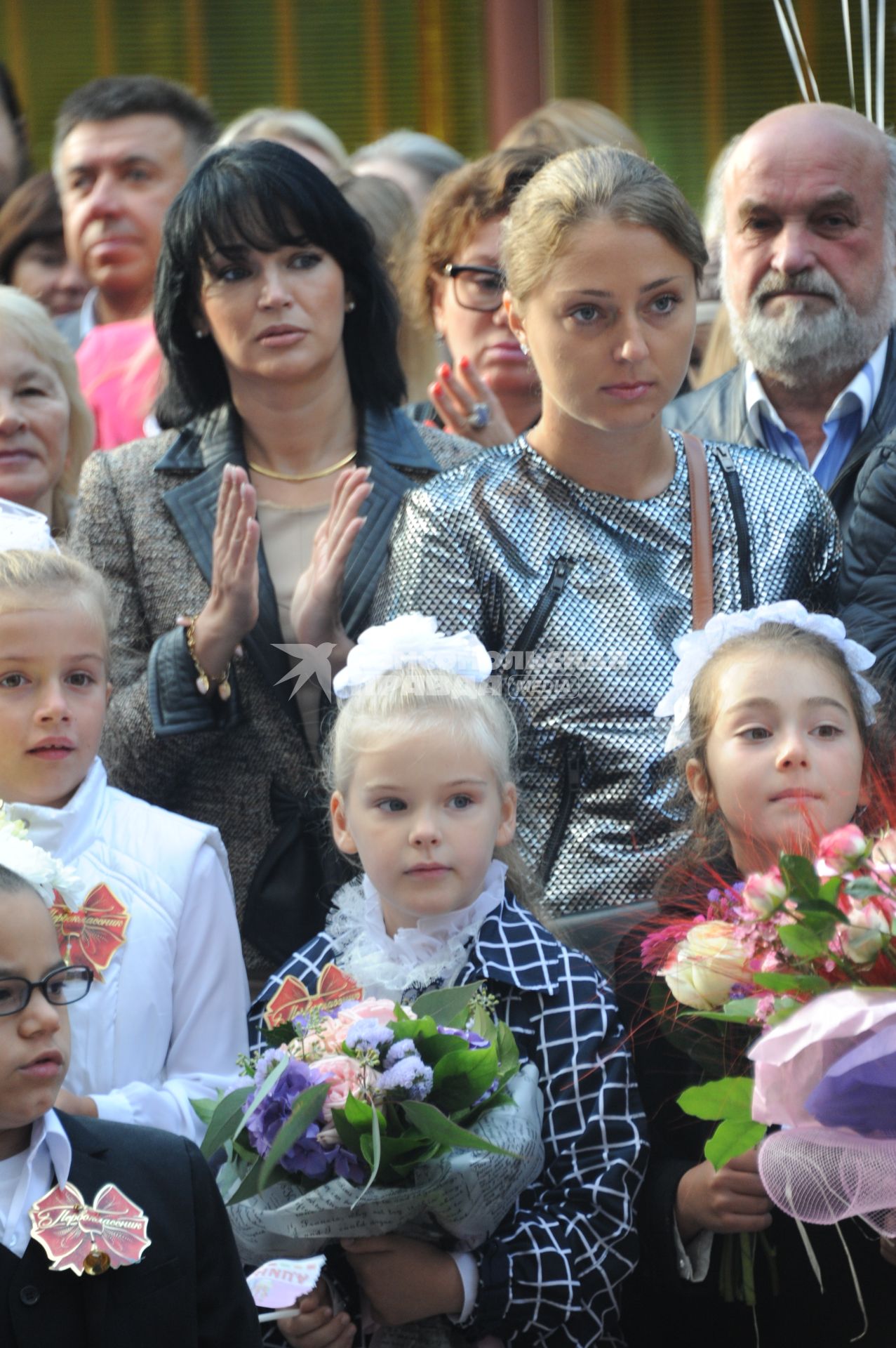 Начало учебного года. Дочь актера Александра Абдулова Женя стала первоклассницей. На снимке: Женя Абдулова и ее мама Юлия Абдулова (в центре)