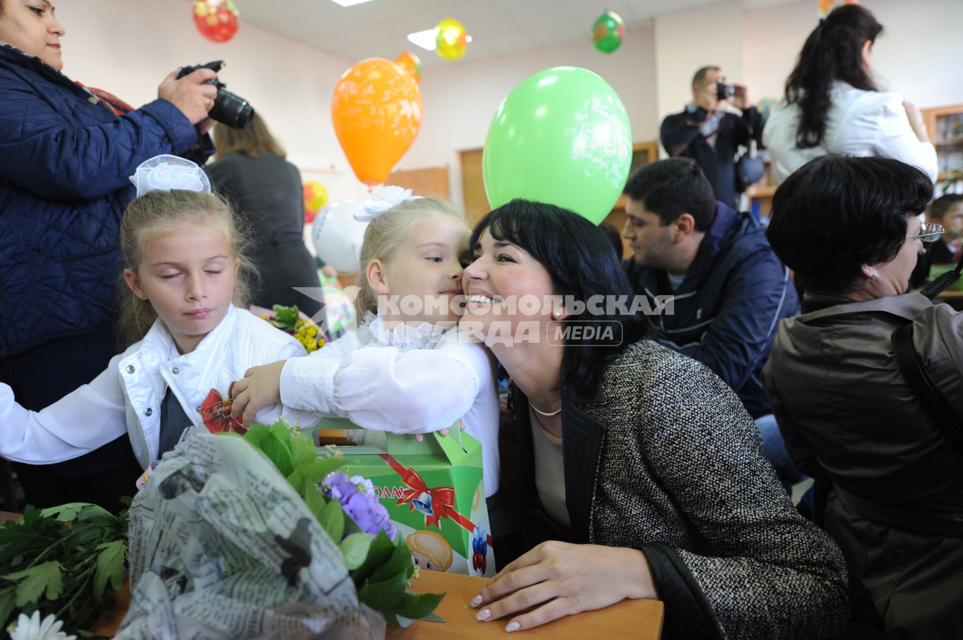 Начало учебного года. Дочь актера Александра Абдулова Женя стала первоклассницей. На снимке: Женя Абдулова и ее мама Юлия Абдулова (в центре)