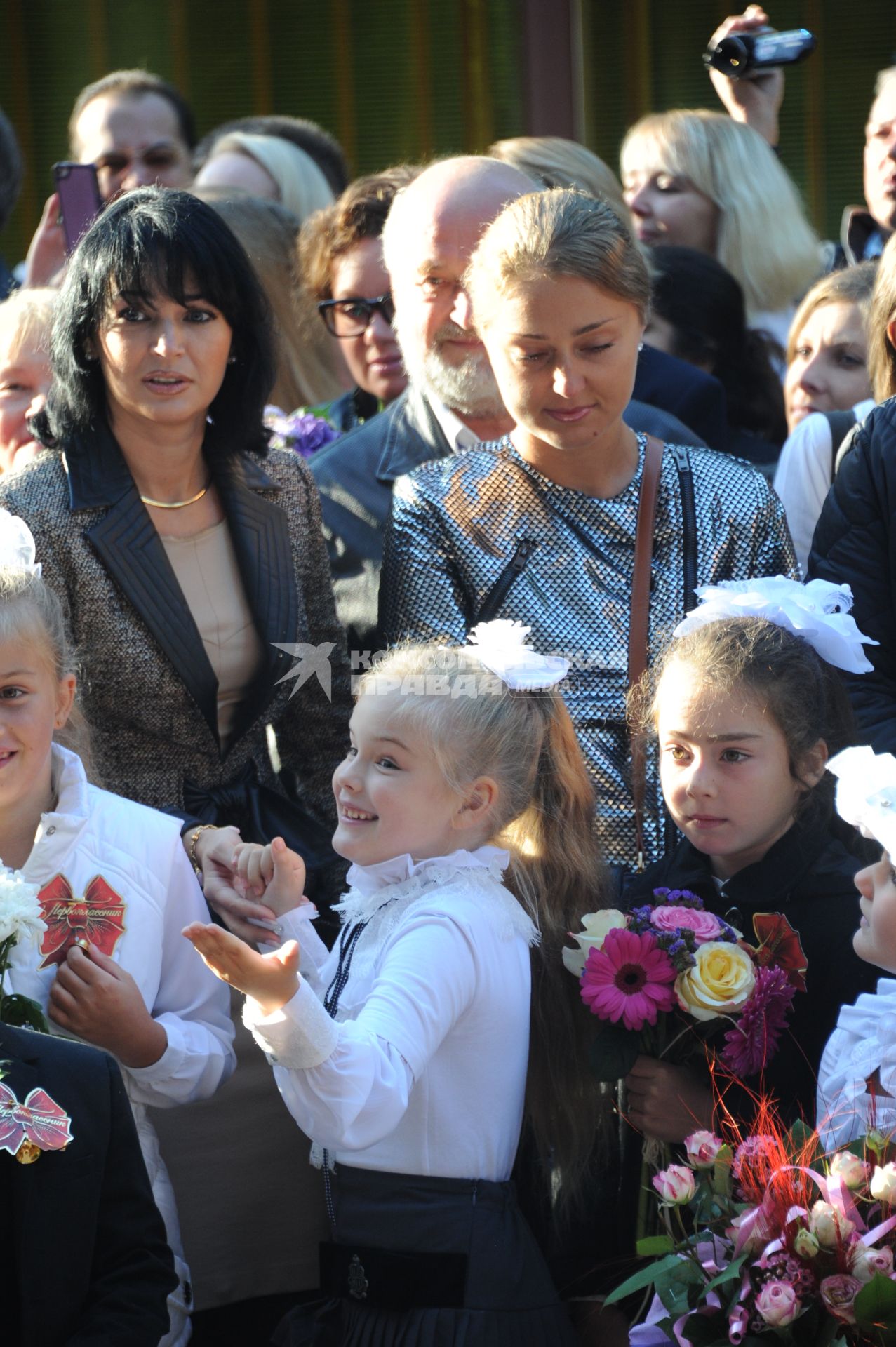 Начало учебного года. Дочь актера Александра Абдулова Женя стала первоклассницей. На снимке: Женя Абдулова и ее мама Юлия Абдулова (слева)