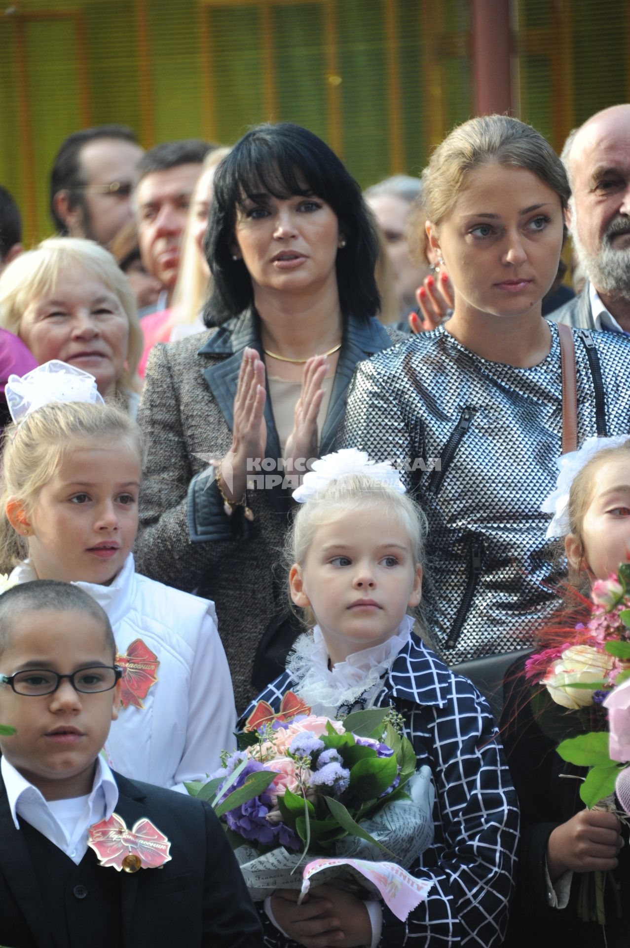 Начало учебного года. Дочь актера Александра Абдулова Женя стала первоклассницей. На снимке: Женя Абдулова и ее мама Юлия Абдулова (в центре)