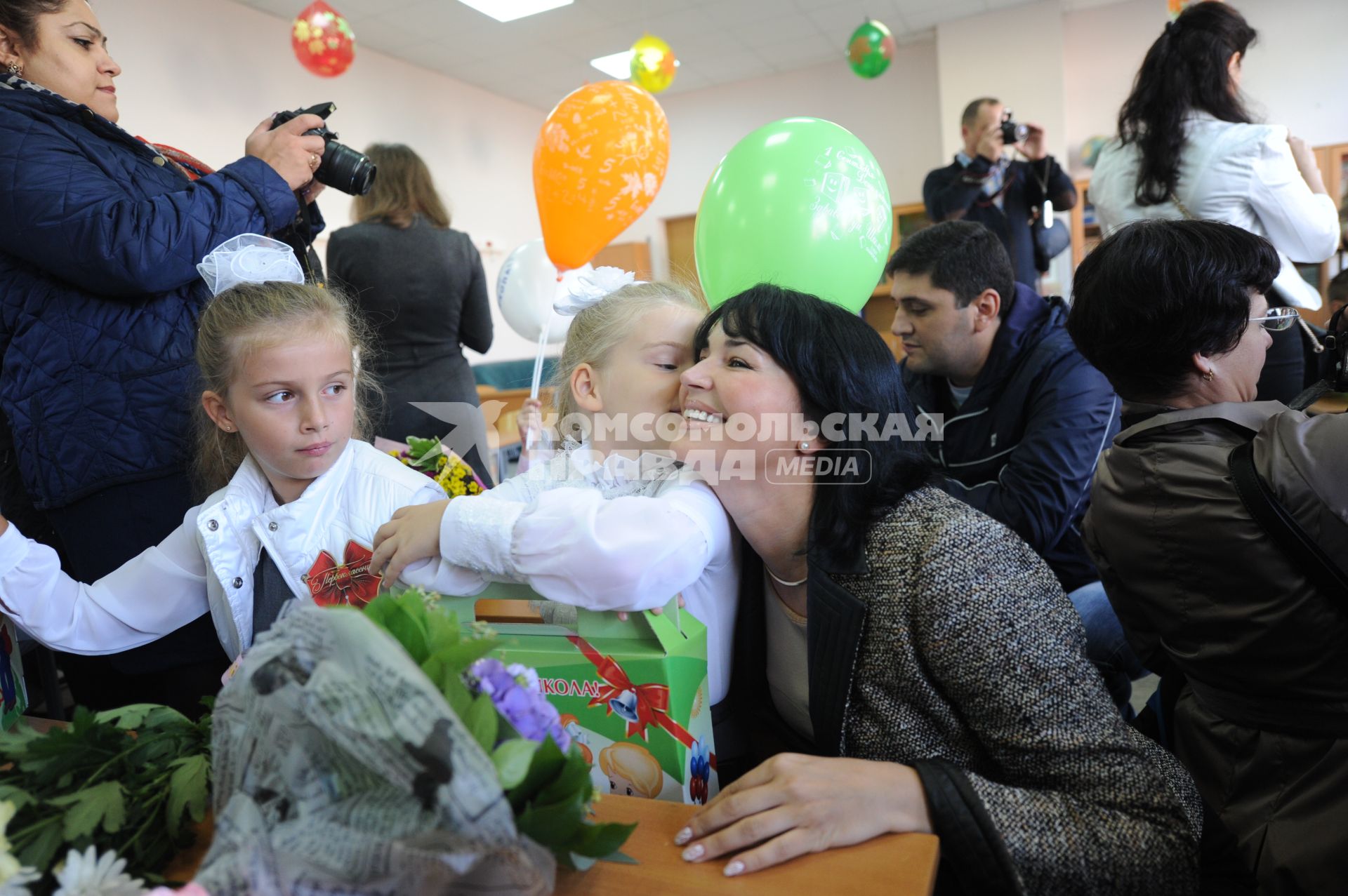 Начало учебного года. Дочь актера Александра Абдулова Женя стала первоклассницей. На снимке: Женя Абдулова и ее мама Юлия Абдулова (в центре)