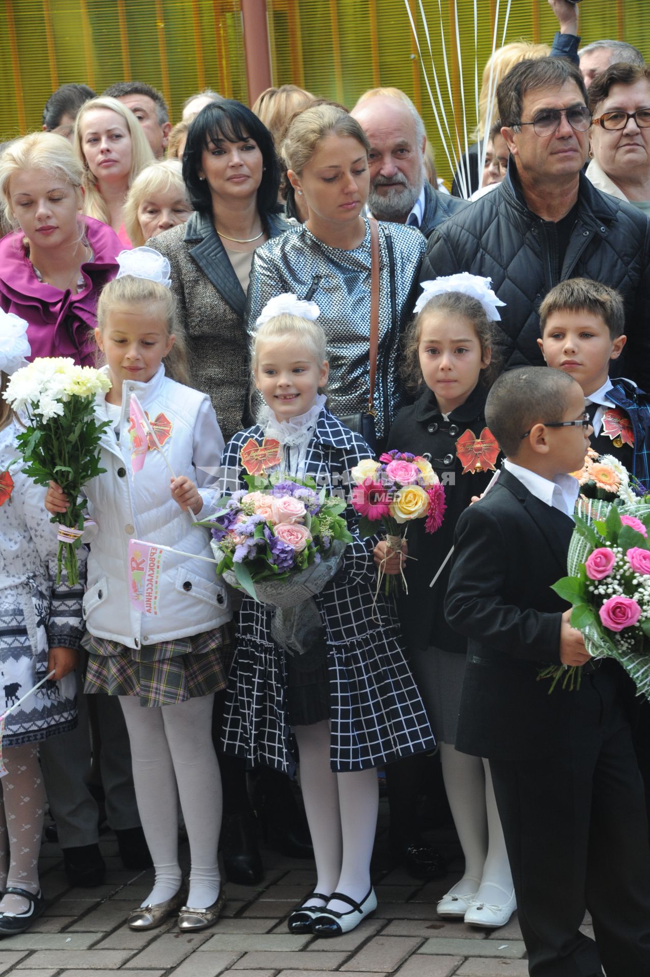 Начало учебного года. Дочь актера Александра Абдулова Женя стала первоклассницей. На снимке: Женя Абдулова и ее мама Юлия Абдулова (в центре)