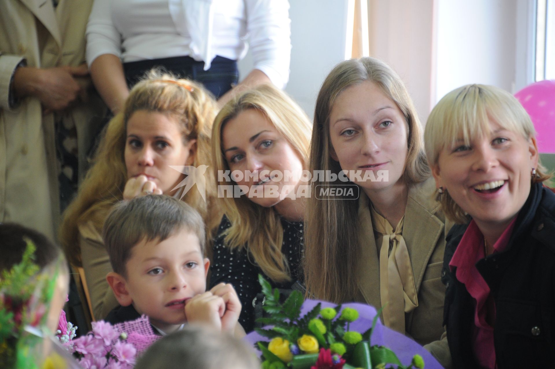 День знаний. На снимке: родители в учебном классе.