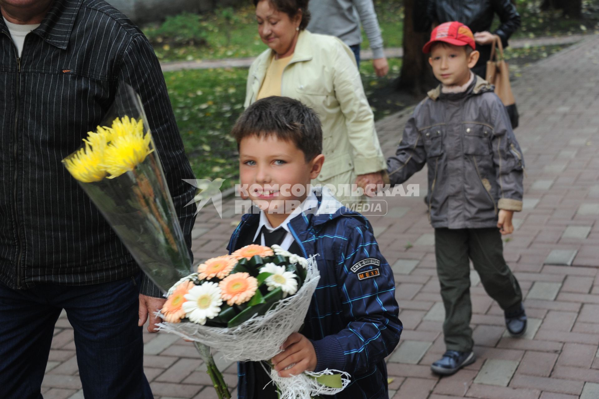 День знаний. На снимке:  ученик с букетами