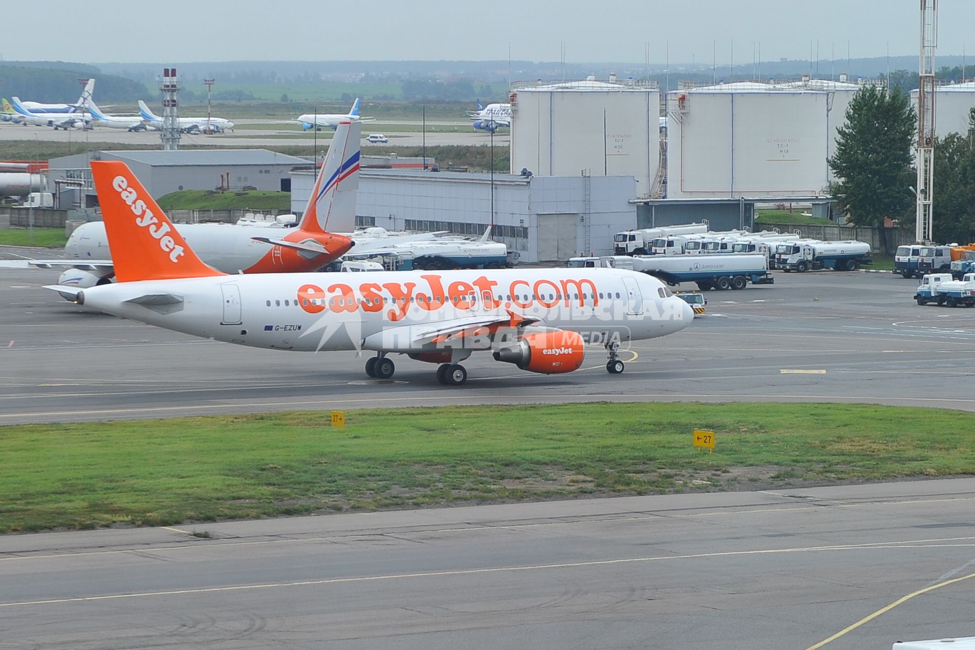 Аэропорт `Домодедово`.  На снимке: самолет авиакомпании EasyJet.