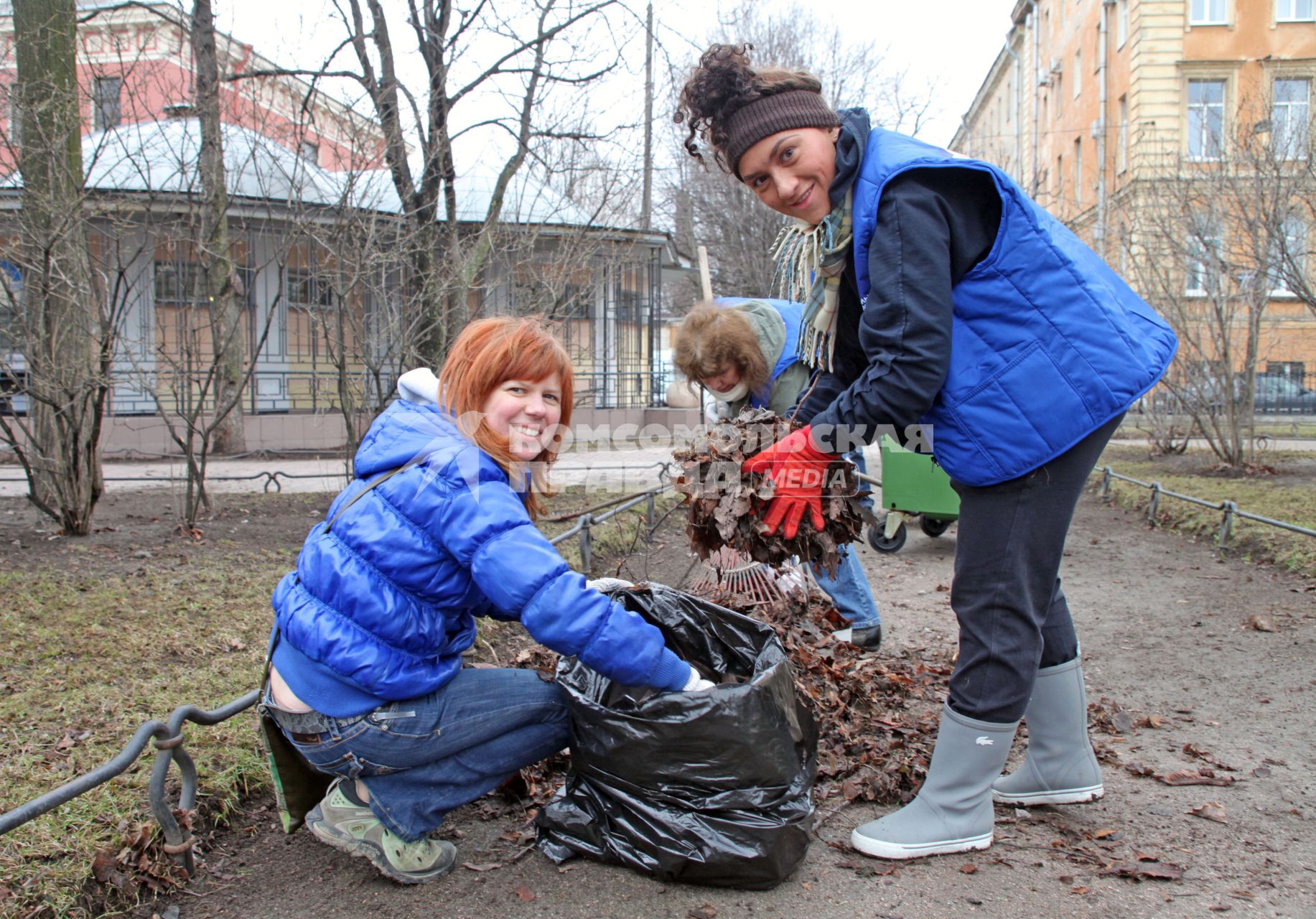 Девушки во время субботника.