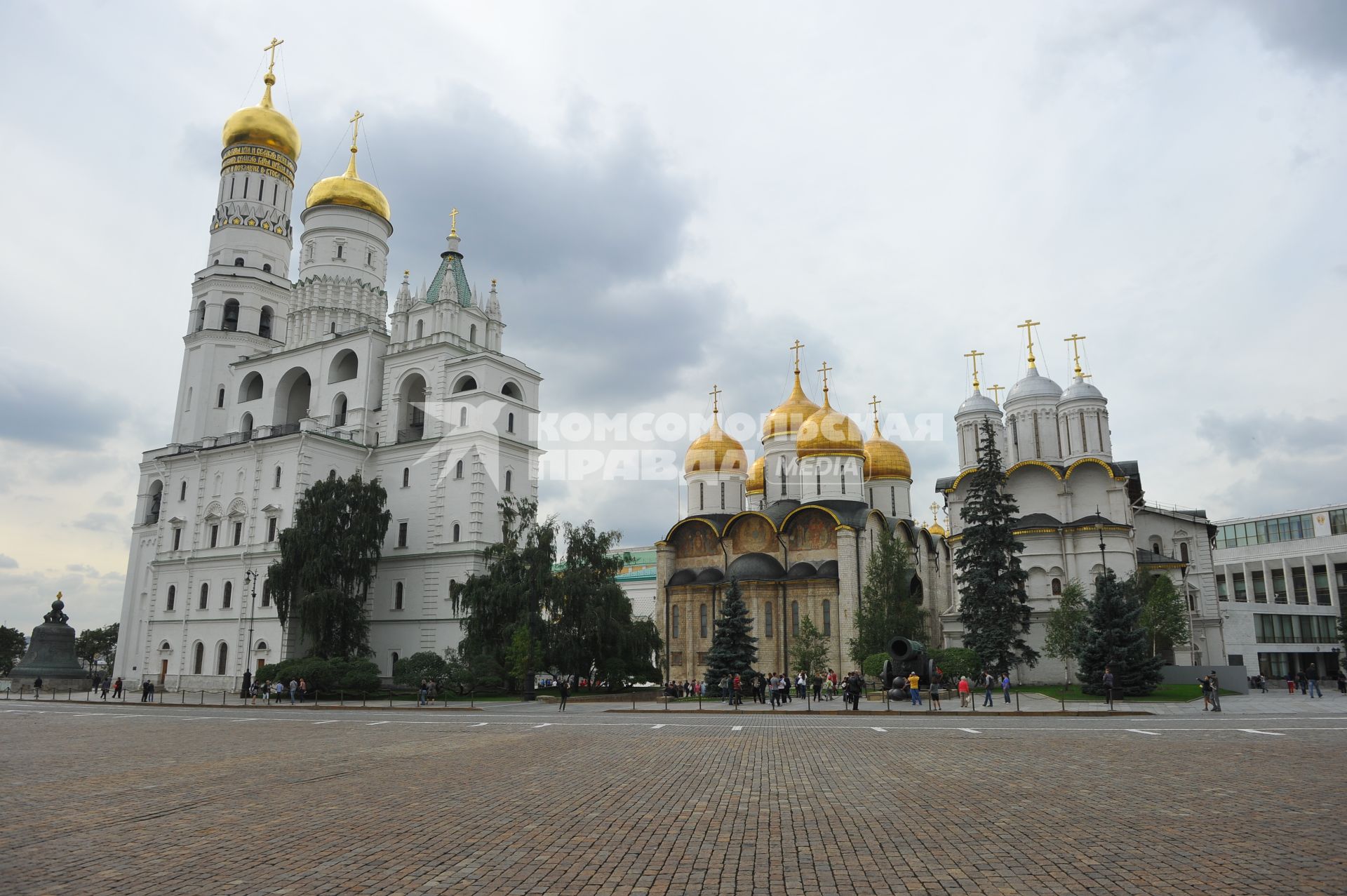 Кремль. Соборная площадь. На снимке: колокольня `Иван Великий`, Успенский собор и Патриарший дворец с храмом Двенадцати апостолов.