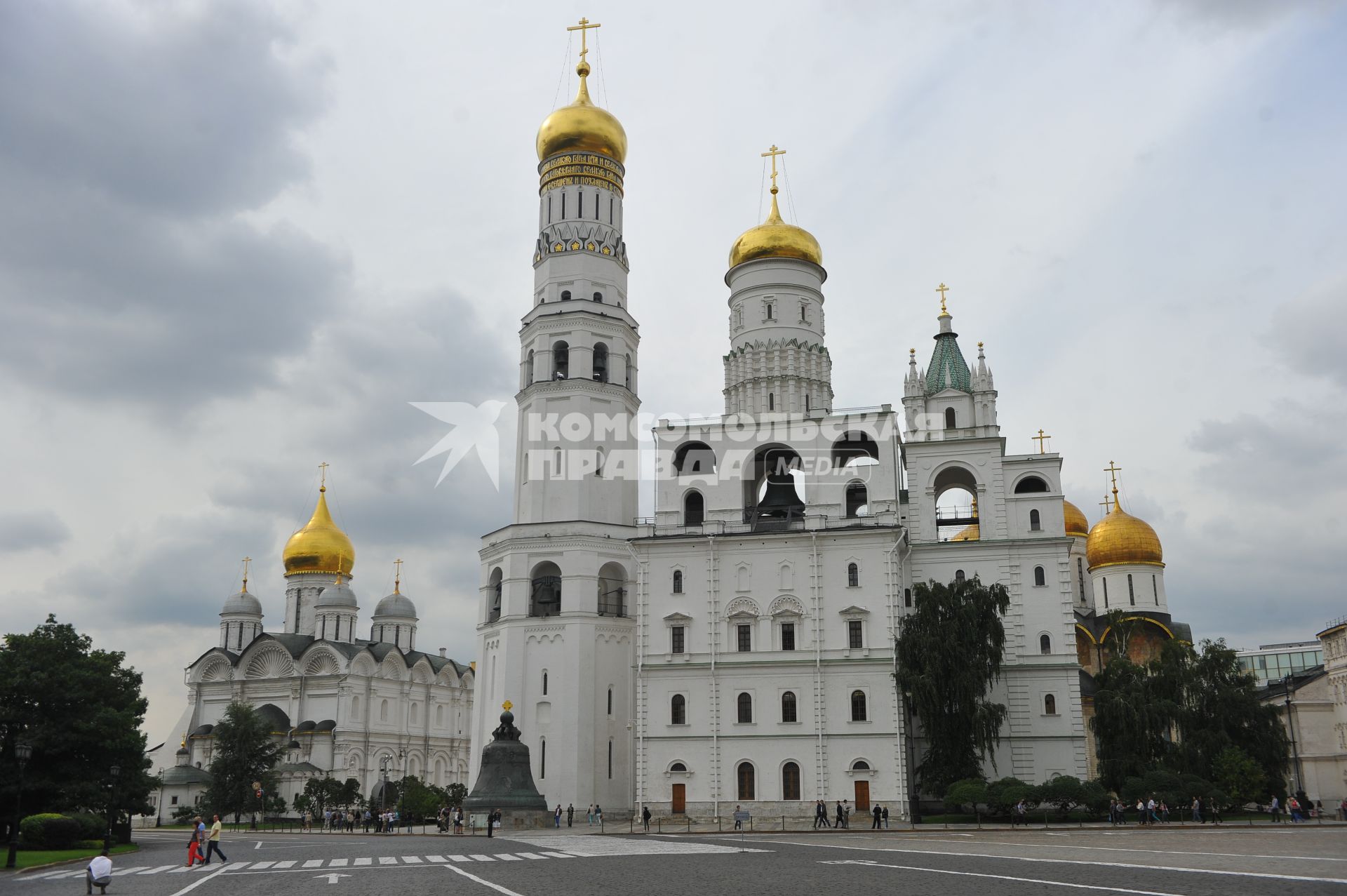 Кремль. Соборная площадь. Храм преподобного Иоанна Лествичника и колокольня `Иван Великий`.