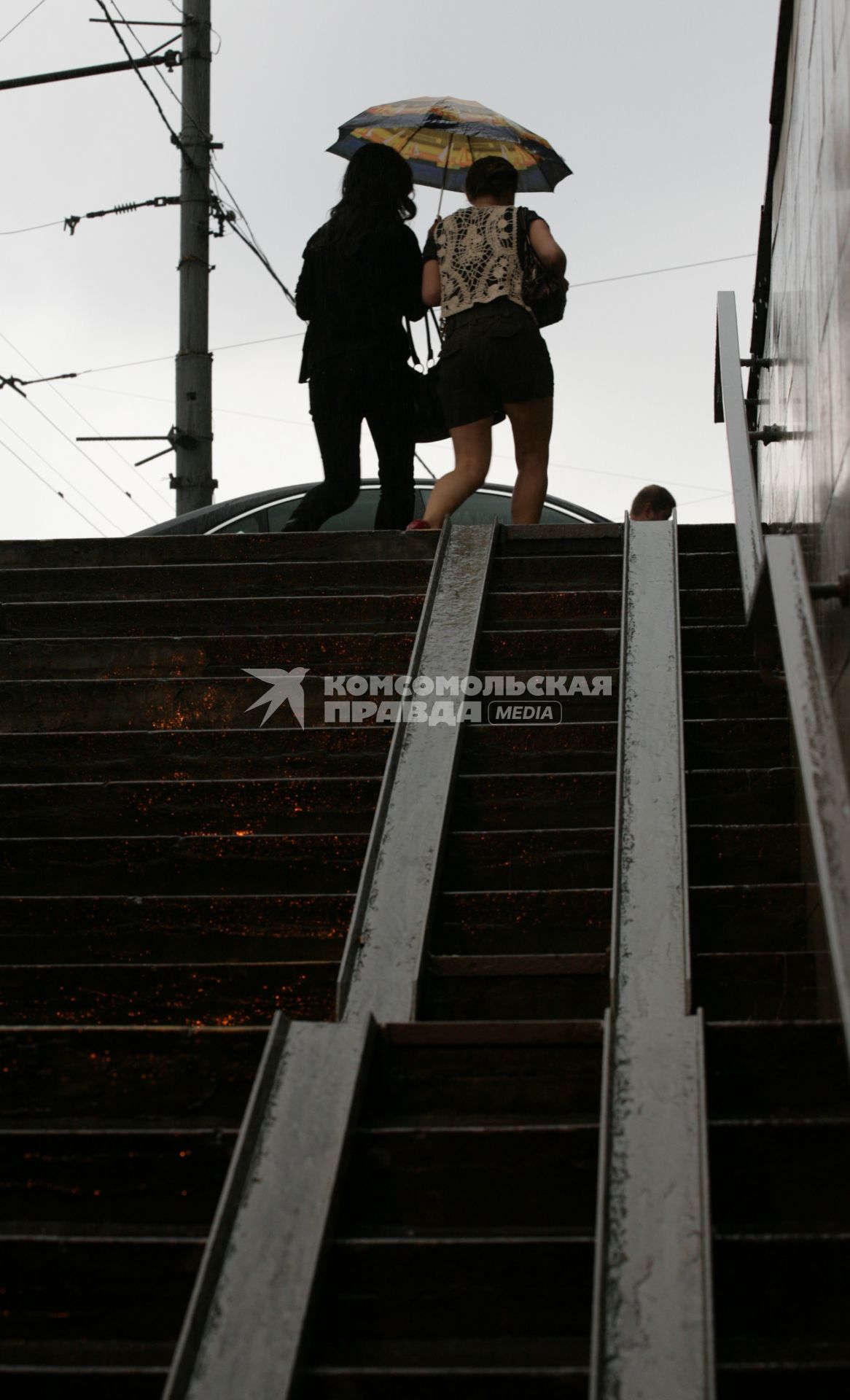 Дождь в городе. На снимке: девушки с зонтиком