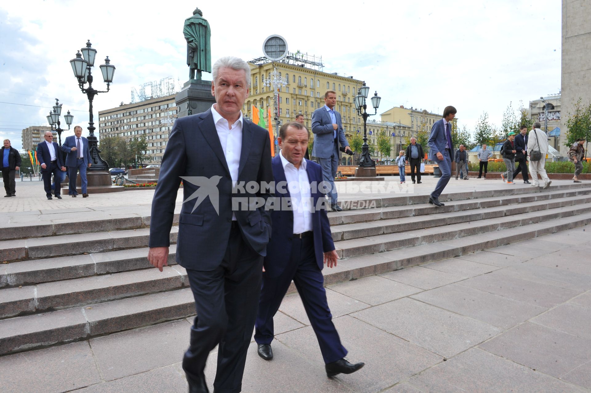 Осмотр Пушкинского и Новопушкинского скверов С.Собяниным после реконструкции. На снимке: и.о. мэры Москвы Сергей Собянин (слева) и  и.о. заместителя мэра Москвы по вопросам жилищно-коммунального хозяйства и благоустройства Петр Бирюков во время осмотра Пушкинского сквера.