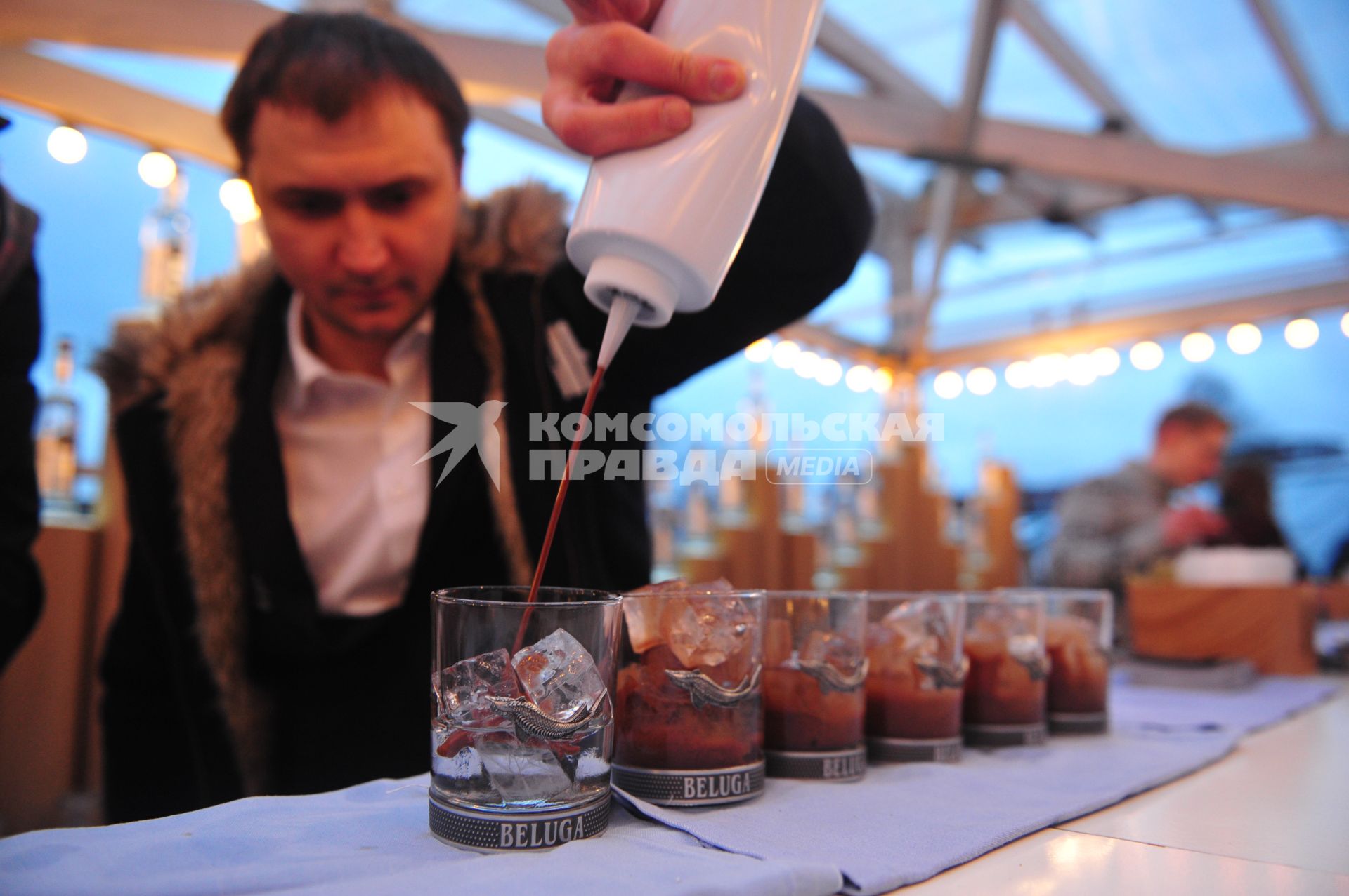 Бар `Стрелка`. Международный гастрономический фестиваль `Omnivorious Party`.  На снимке: бармен миксуют напитки с водкой `Beluga`.