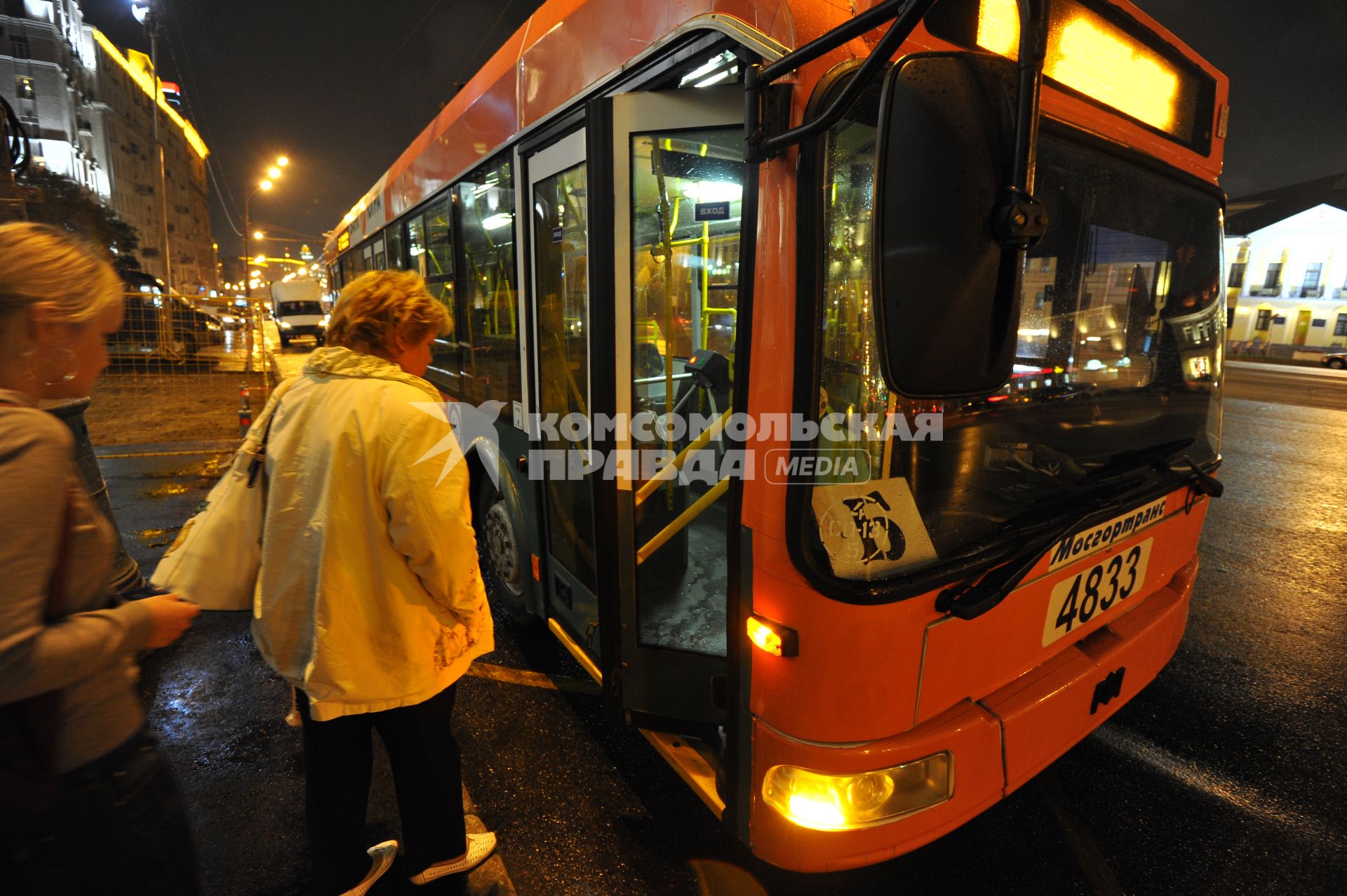 Ночной наземный транспорт запущен в Москве. На снимке: ночной троллейбус следует по маршруту `Б` по Садовому Кольцу.
